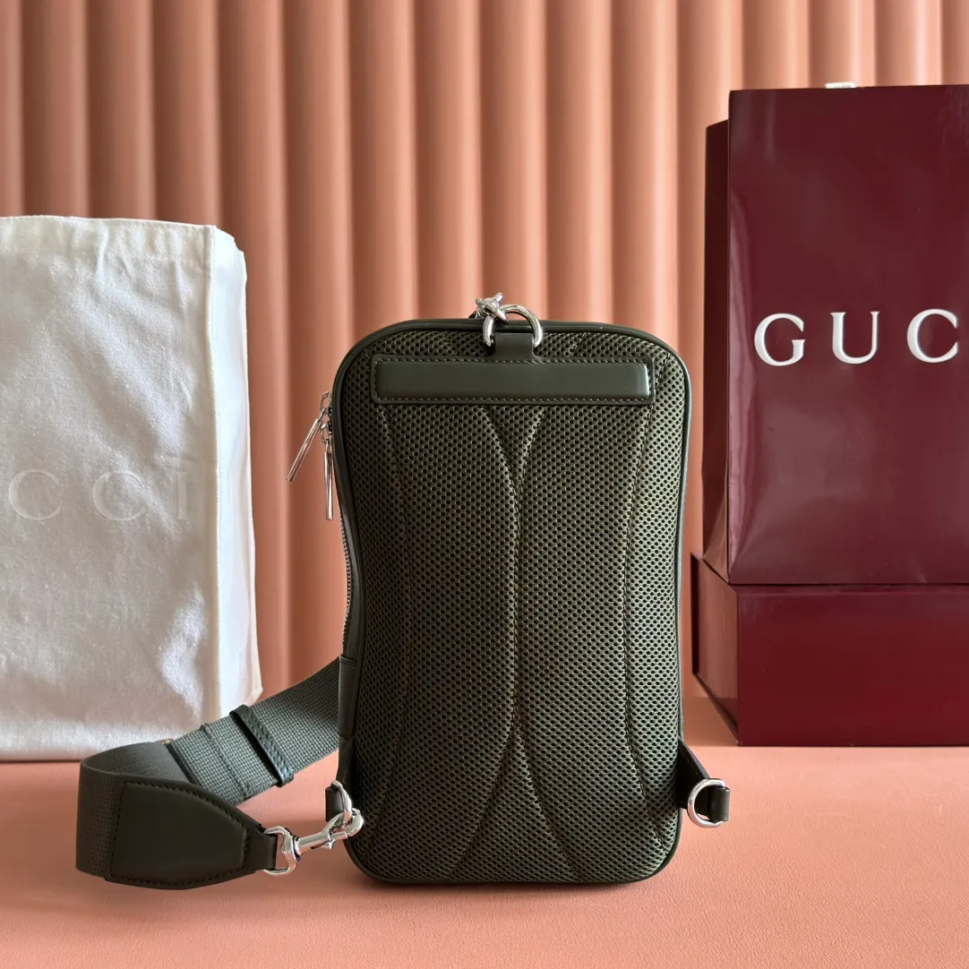 p940. 💋💋💋"With full set of original counter packaging" [New product] The iconic GG Supreme canvas has always been the brand's evergreen model because of its soft and malleable characteristics. Made from coated microfiber fabric, here presented in a new forest green version that defines this small crossbody bag. Tonal leather accents complete the style, while the pop of archival mesh appears on the crossbody bag.  Forest green GG Supreme canvas Forest green leather trim Forest green cotton lining Exterior: 1 front zipped pocket Adjustable canvas shoulder strap, drop 54cm; length: 60cm-123cm Zip closure Ref.: 822073. Dimensions: Width 17.5cm x Height 7cm x Thickness 6cm Weight: Approximately 690g Color: Forest green PVC/original leather. Made in Italy
