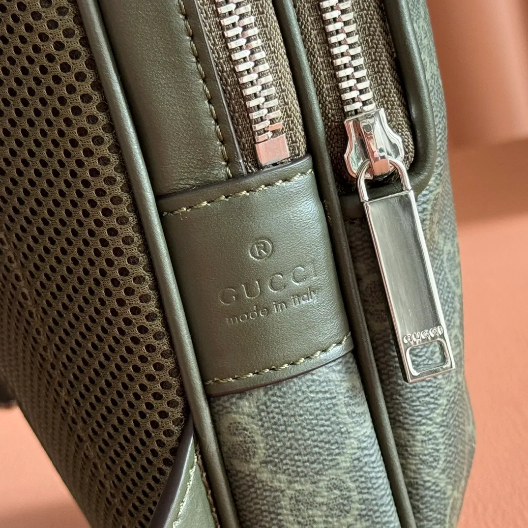 p940. 💋💋💋"With full set of original counter packaging" [New product] The iconic GG Supreme canvas has always been the brand's evergreen model because of its soft and malleable characteristics. Made from coated microfiber fabric, here presented in a new forest green version that defines this small crossbody bag. Tonal leather accents complete the style, while the pop of archival mesh appears on the crossbody bag.  Forest green GG Supreme canvas Forest green leather trim Forest green cotton lining Exterior: 1 front zipped pocket Adjustable canvas shoulder strap, drop 54cm; length: 60cm-123cm Zip closure Ref.: 822073. Dimensions: Width 17.5cm x Height 7cm x Thickness 6cm Weight: Approximately 690g Color: Forest green PVC/original leather. Made in Italy