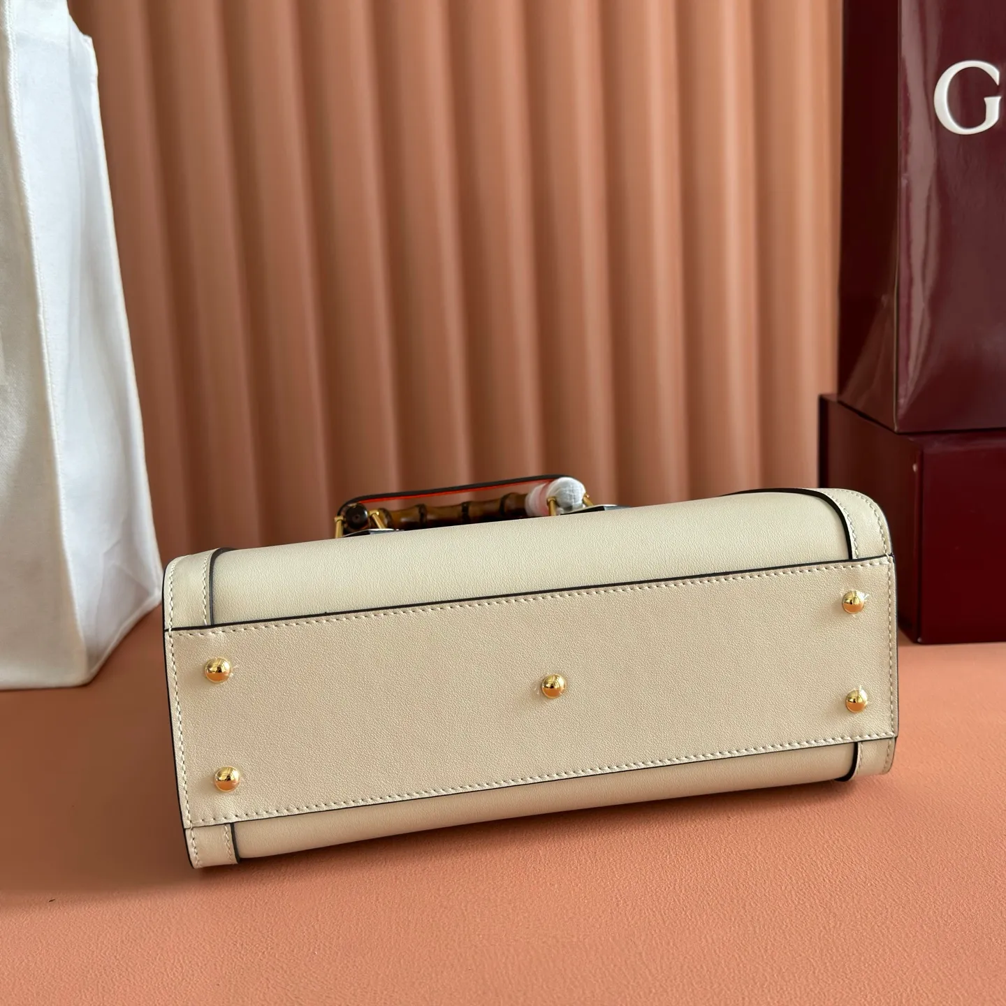 p1480. 💋💋💋【Original leather accessories 🌈 Equipped with full counter packaging】🔥🔥The small tote bag combines two recognizable brand elements, bamboo handles and double G accessories. The white leather material contrasts with the two neon buckles, highlighting the smart and elegant temperament. Size: 27*24*11cm Model: 660195.