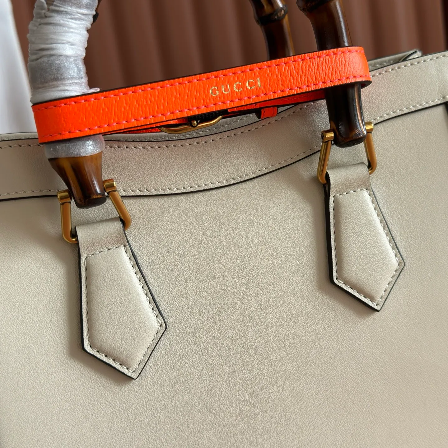 p1480. 💋💋💋【Original leather accessories 🌈 Equipped with full counter packaging】🔥🔥The small tote bag combines two recognizable brand elements, bamboo handles and double G accessories. The white leather material contrasts with the two neon buckles, highlighting the smart and elegant temperament. Size: 27*24*11cm Model: 660195.