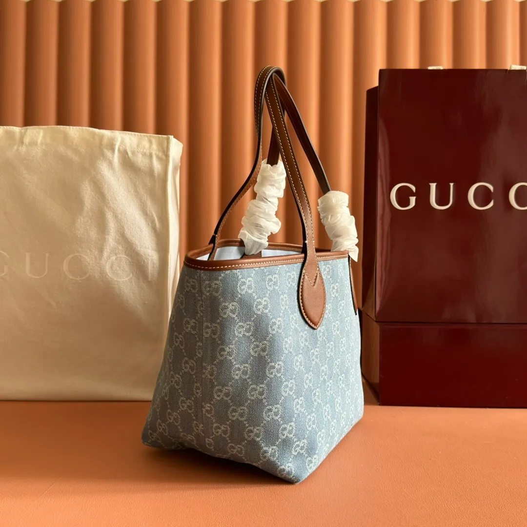 p980. 💋💋💋【With full counter packaging】The Gucci Totissima series combines the word "tote" with the superlative word "issima" in Italian, highlighting the practical function and timeless background of this small tote bag. Blue GG denim, brown leather trim, contrasting stitching, blue cotton and linen lining, top handle (20 cm high), model number: 820496. Dimensions: 22cm (L) x 19cm (W) x 18cm (D) Color: blue denim/original leather. Weight: approx. 0.3kg Made in Italy