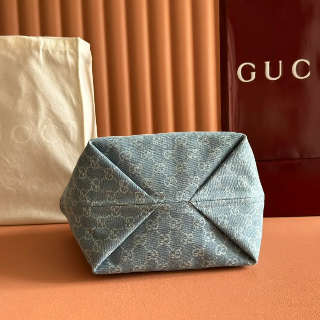 p980. 💋💋💋【With full counter packaging】The Gucci Totissima series combines the word "tote" with the superlative word "issima" in Italian, highlighting the practical function and timeless background of this small tote bag. Blue GG denim, brown leather trim, contrasting stitching, blue cotton and linen lining, top handle (20 cm high), model number: 820496. Dimensions: 22cm (L) x 19cm (W) x 18cm (D) Color: blue denim/original leather. Weight: approx. 0.3kg Made in Italy