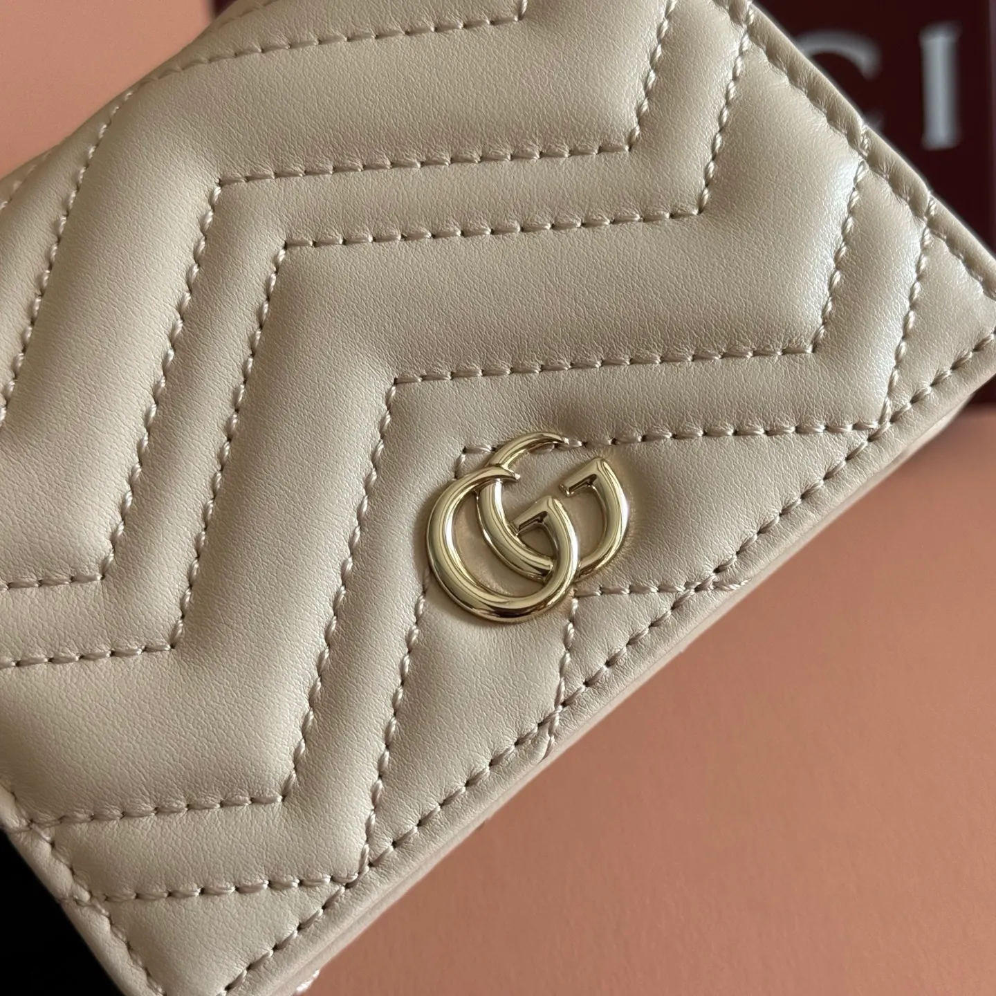 p400💋💋💋【Full set of packaging at the counter】GG Marmont series quilted card holder. Like the different shades of burgundy, Gucc's timeless designs are updated every season. Add color to the new leather goods series with a timeless and vigorous atmosphere. In this classic GG Marmont series card holder, it is presented in a vigorous manner. Quilted V-shaped leather, gold-tone hardware, moire fabric-lined Double G, five card compartments, two flat pockets, one zip pocket, one bill compartment with snap fastening. Model: 466492. Dimensions when closed: 11 (width) x 8.5 (height) x 3cm (depth) Dimensions when open: 11 (width) x 17.5cm (height) Color: pink light gold/original leather. Made in Italy