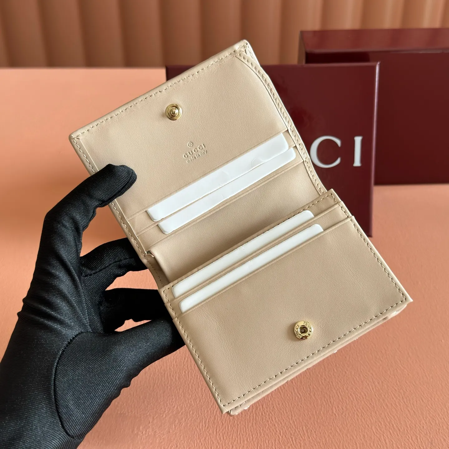 p400💋💋💋【Full set of packaging at the counter】GG Marmont series quilted card holder. Like the different shades of burgundy, Gucc's timeless designs are updated every season. Add color to the new leather goods series with a timeless and vigorous atmosphere. In this classic GG Marmont series card holder, it is presented in a vigorous manner. Quilted V-shaped leather, gold-tone hardware, moire fabric-lined Double G, five card compartments, two flat pockets, one zip pocket, one bill compartment with snap fastening. Model: 466492. Dimensions when closed: 11 (width) x 8.5 (height) x 3cm (depth) Dimensions when open: 11 (width) x 17.5cm (height) Color: pink light gold/original leather. Made in Italy