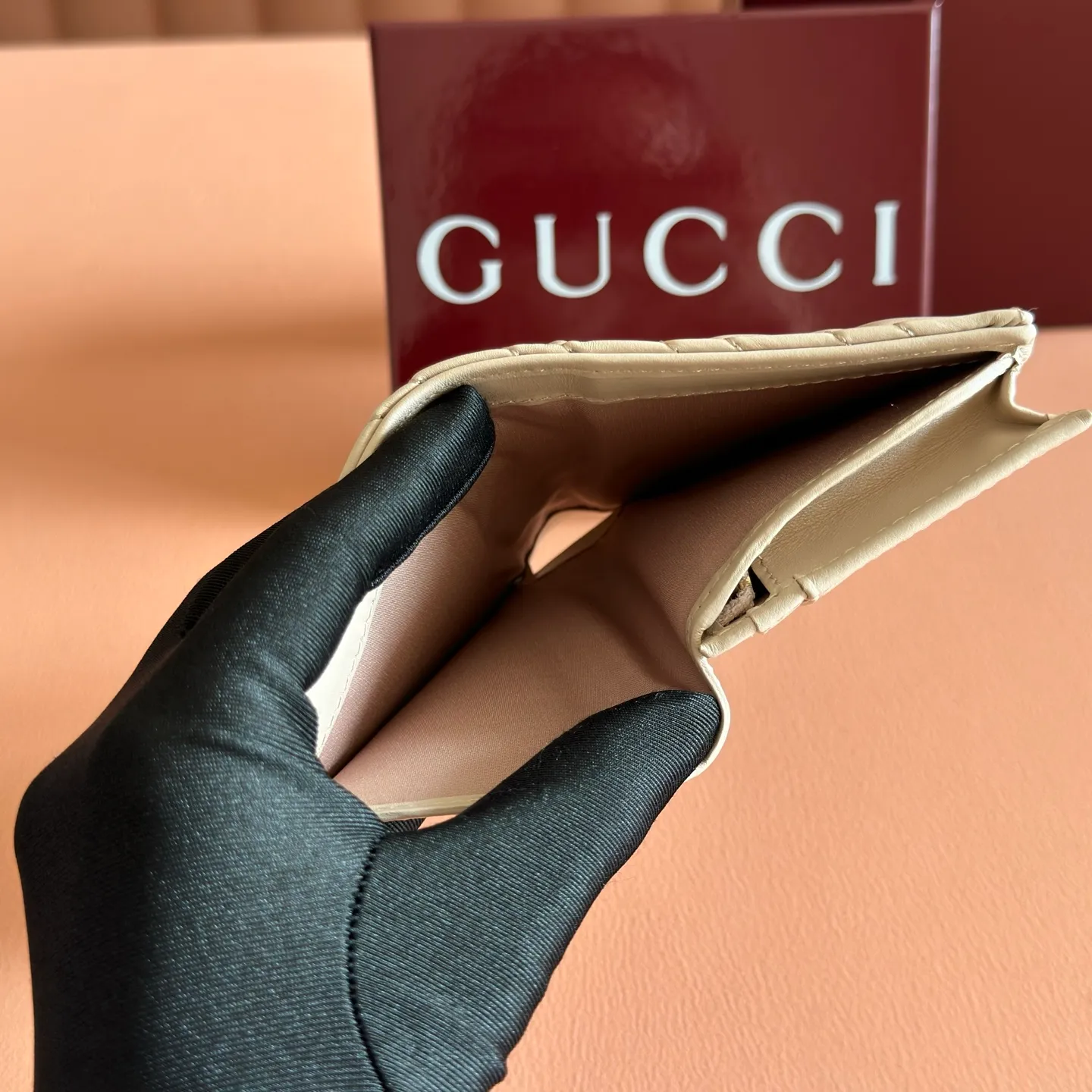 p400💋💋💋【Full set of packaging at the counter】GG Marmont series quilted card holder. Like the different shades of burgundy, Gucc's timeless designs are updated every season. Add color to the new leather goods series with a timeless and vigorous atmosphere. In this classic GG Marmont series card holder, it is presented in a vigorous manner. Quilted V-shaped leather, gold-tone hardware, moire fabric-lined Double G, five card compartments, two flat pockets, one zip pocket, one bill compartment with snap fastening. Model: 466492. Dimensions when closed: 11 (width) x 8.5 (height) x 3cm (depth) Dimensions when open: 11 (width) x 17.5cm (height) Color: pink light gold/original leather. Made in Italy