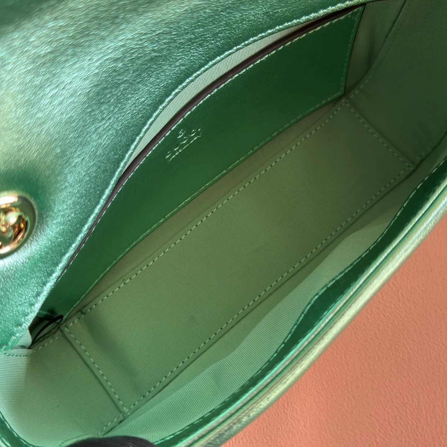p1120💋💋💋【With full set of original counter packaging】The brand's iconic GG Marmont series is ingeniously integrated with double G styling accessories, faceted chain straps and soft silhouettes, and is made of gold and silver thread leather to create a shoulder bag style. Silver metallic quilted V-shaped lamé leather Silver-toned hardware Silver viscose lining Double G Interior: One open pocket Sliding chain strap that can be used as a shoulder strap (55 cm high) Spring-buckle flap Ref.: 837280. Dimensions: 22cm (W) x 12.5cm (H) x 6cm (D) Weight: approx. 0.55kg Colour: Green-gold sheepskin Made in Italy