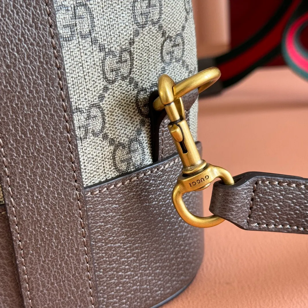p940. 📣📣📣【Original leather and complete packaging】‼ ️Model 473875, size 23*27*14 Super popular barrel-shaped drawstring backpack, oval classic leather label, with tiger head pattern, adjustable yellow leather handle, the damaged handle can be replaced with a new handle in any color. The cover is made of microfiber fabric, which is super soft, and the shoulder straps on the back are equipped with an adjustment device that can be loosened and adjusted. The favorite styles of celebrities, the trendy and youthful diversified designs will definitely attract you.