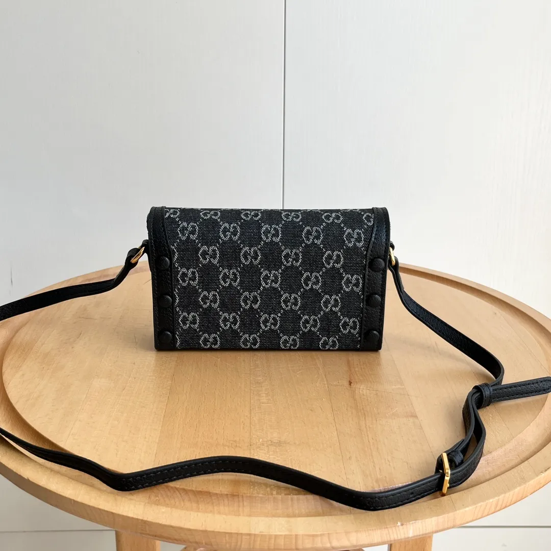 Actual shot #💰260 Model: 699296 black denim Size: 18x12x5cm 𝐆𝐮𝐜𝐜𝐢 𝟏𝟗𝟓𝟓 𝐇𝐨𝐫𝐬𝐞𝐛𝐢𝐭 𝐌𝐢𝐧𝐢 Another masterpiece in the Horsebit 1955 series! The horizontal mobile phone bag looks great too! It can be used for large-screen mobile phones. Compared with the vertical version, it may be more convenient to use~ It can be carried in spring, summer, autumn and winter without choosing an outfit👍