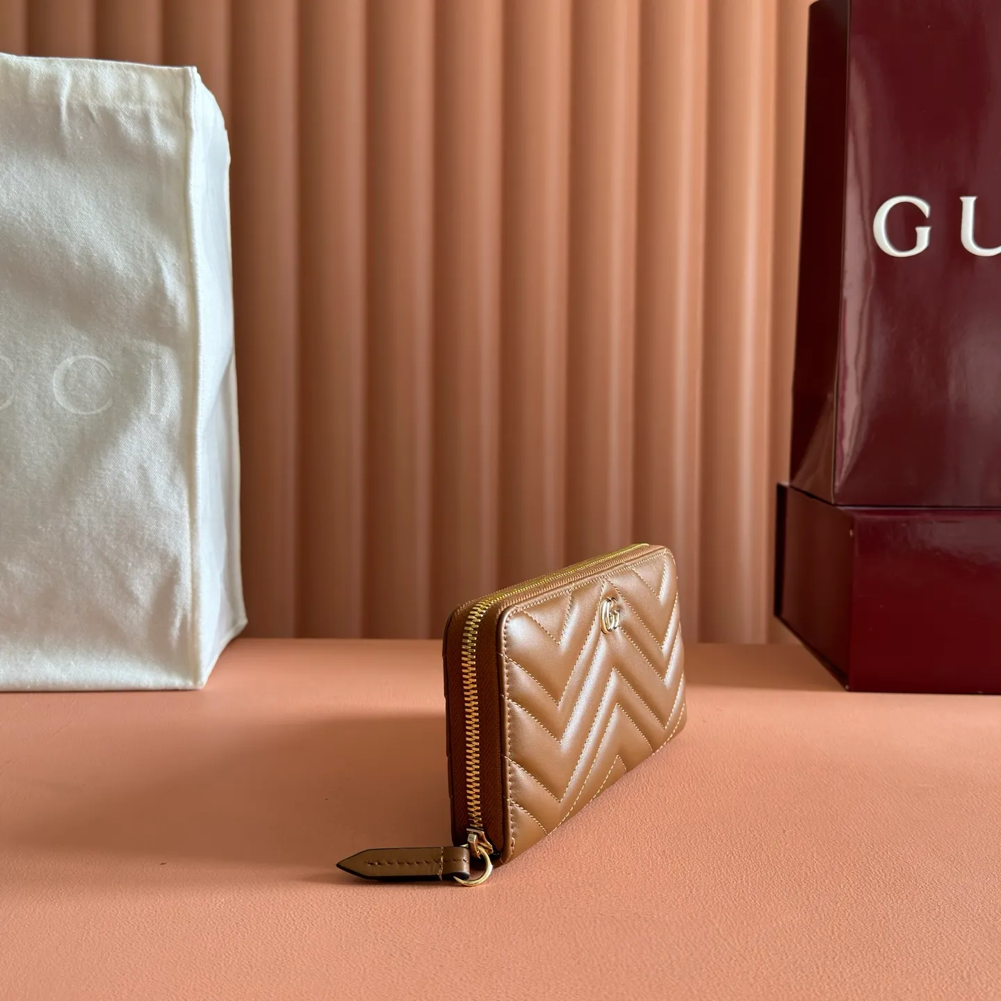 p480. 📣📣📣【Original leather with 🌈Full package】🔥🔥 GG Marmont series full zipper wallet. The GG Marmont leather wallet is made of quilted leather with a V-shaped pattern and the GG logo on the back. Rose beige chevron quilted leather, GG logo on the back, Double G in antique pink hardware, 12 card compartments and 3 bill compartments, zipped coin pocket, full zip closure. Model: 443123. Dimensions: 19 (width) x 10.5 (height) x 2cm (depth) Color: brown/original leather. Made in Italy