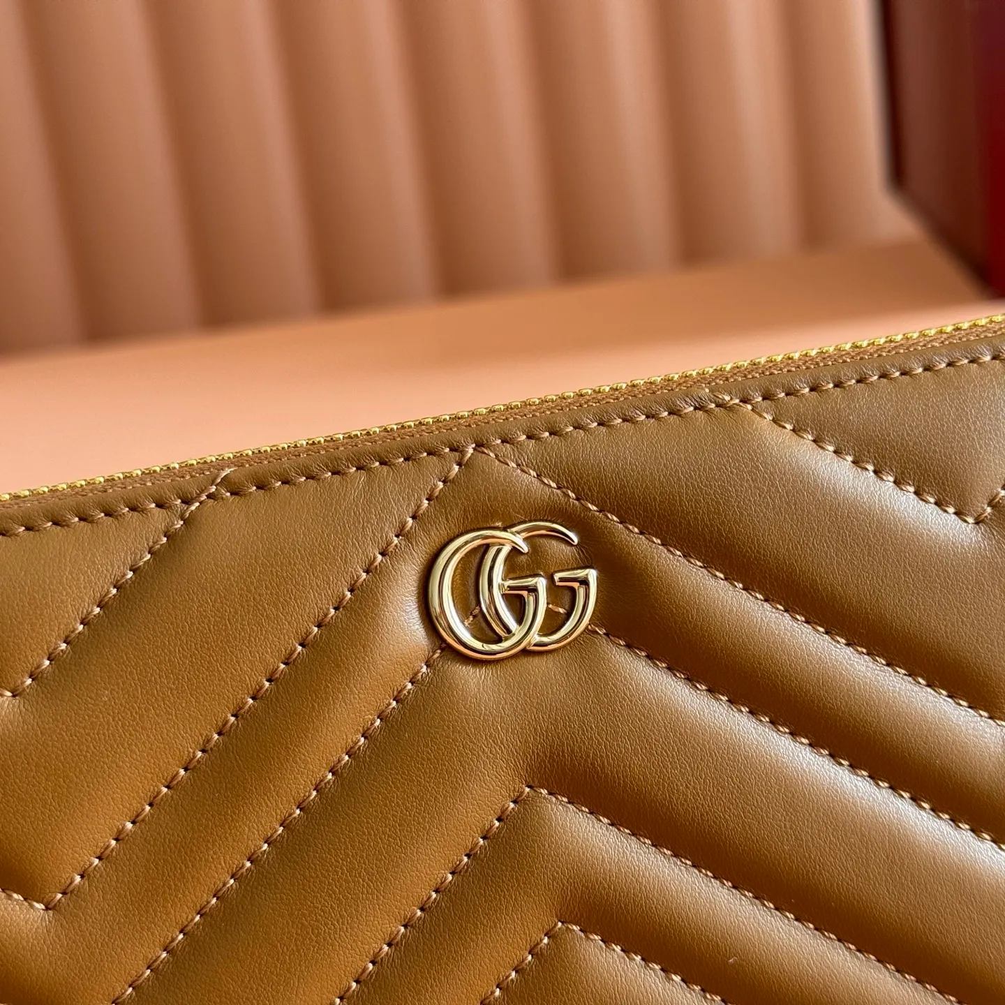 p480. 📣📣📣【Original leather with 🌈Full package】🔥🔥 GG Marmont series full zipper wallet. The GG Marmont leather wallet is made of quilted leather with a V-shaped pattern and the GG logo on the back. Rose beige chevron quilted leather, GG logo on the back, Double G in antique pink hardware, 12 card compartments and 3 bill compartments, zipped coin pocket, full zip closure. Model: 443123. Dimensions: 19 (width) x 10.5 (height) x 2cm (depth) Color: brown/original leather. Made in Italy