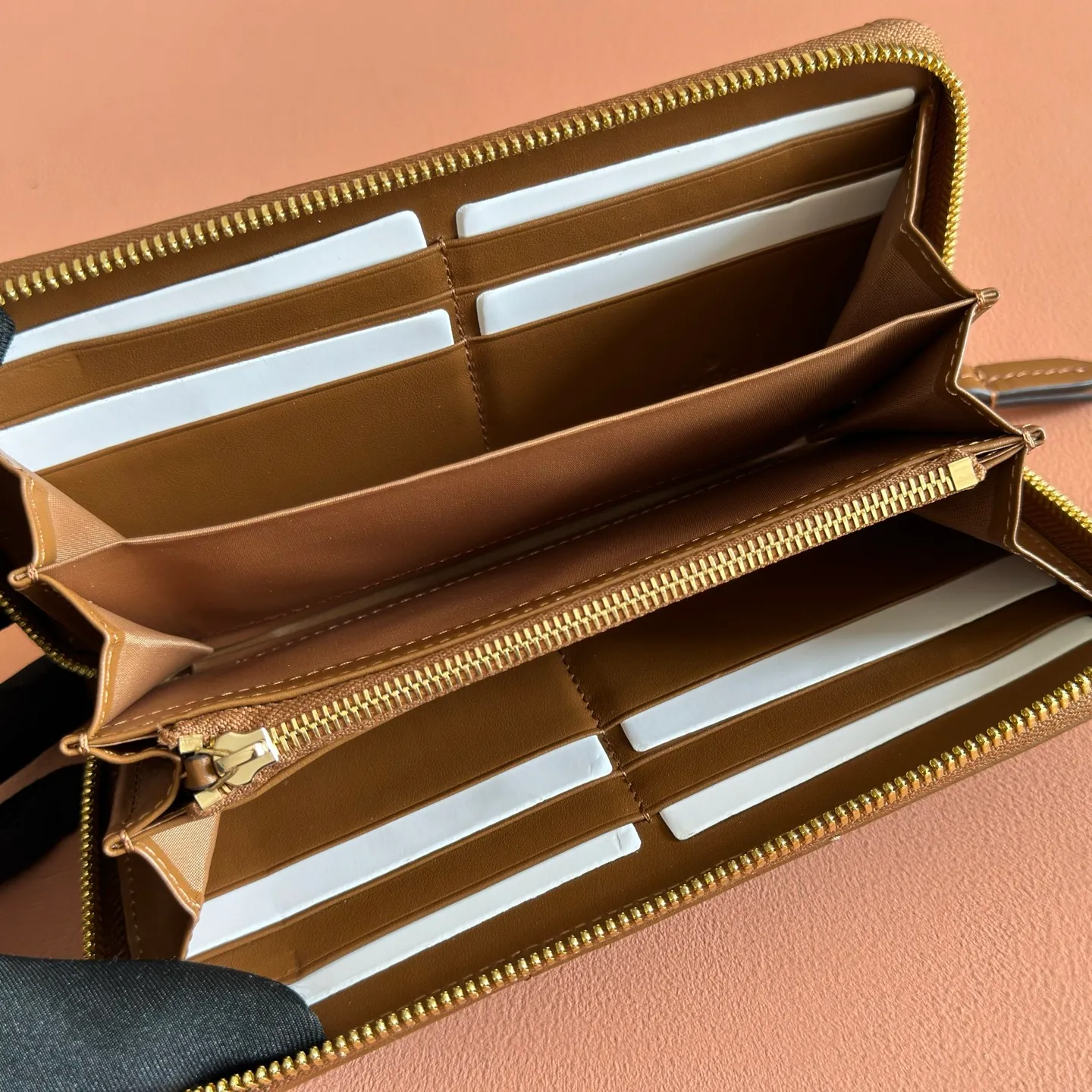 p480. 📣📣📣【Original leather with 🌈Full package】🔥🔥 GG Marmont series full zipper wallet. The GG Marmont leather wallet is made of quilted leather with a V-shaped pattern and the GG logo on the back. Rose beige chevron quilted leather, GG logo on the back, Double G in antique pink hardware, 12 card compartments and 3 bill compartments, zipped coin pocket, full zip closure. Model: 443123. Dimensions: 19 (width) x 10.5 (height) x 2cm (depth) Color: brown/original leather. Made in Italy