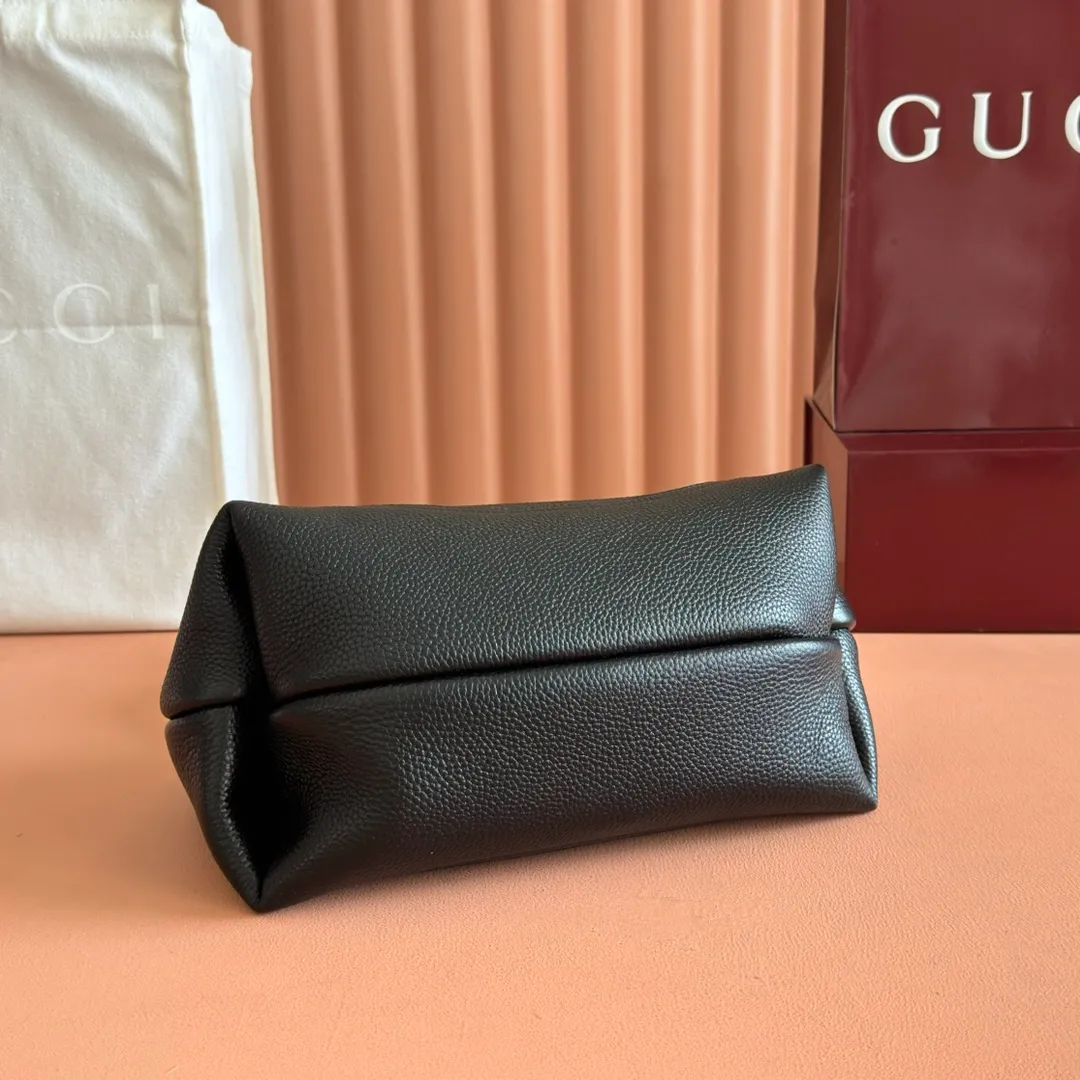p1320. 💋💋💋【Full set of packaging at the counter】This Gucci Softbit series shoulder bag is ingeniously integrated with the brand's classic equestrian style accessories in the shape of a large half-horse bit. Black grained calf leather Light gold tone hardware Brown microfiber lining Half horsebit closure Holds iPhone Pro Max/Plus, Airpods, long wallet and lipstick Handle height: 15 cm Magnetic closure Model number: 837333. Dimensions: 27.5cm (width) x 21cm (height) x 16cm (depth) Weight: approximately 0.6kg Color: black full leather/original leather. Made in Italy