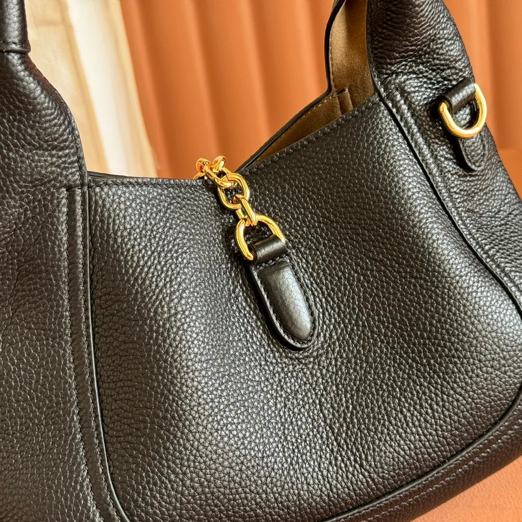 p1320. 💋💋💋【Full set of packaging at the counter】This Gucci Softbit series shoulder bag is ingeniously integrated with the brand's classic equestrian style accessories in the shape of a large half-horse bit. Black grained calf leather Light gold tone hardware Brown microfiber lining Half horsebit closure Holds iPhone Pro Max/Plus, Airpods, long wallet and lipstick Handle height: 15 cm Magnetic closure Model number: 837333. Dimensions: 27.5cm (width) x 21cm (height) x 16cm (depth) Weight: approximately 0.6kg Color: black full leather/original leather. Made in Italy