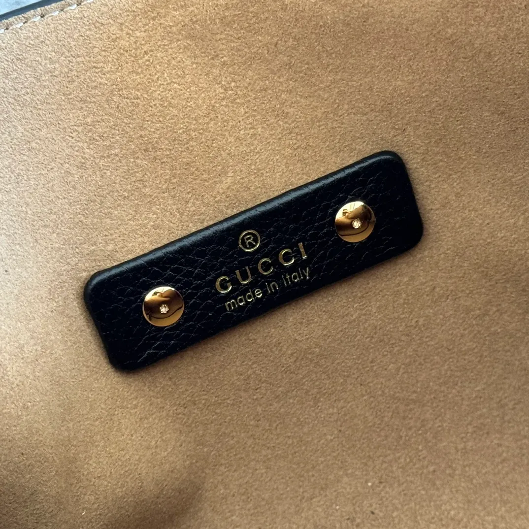 p1320. 💋💋💋【Full set of packaging at the counter】This Gucci Softbit series shoulder bag is ingeniously integrated with the brand's classic equestrian style accessories in the shape of a large half-horse bit. Black grained calf leather Light gold tone hardware Brown microfiber lining Half horsebit closure Holds iPhone Pro Max/Plus, Airpods, long wallet and lipstick Handle height: 15 cm Magnetic closure Model number: 837333. Dimensions: 27.5cm (width) x 21cm (height) x 16cm (depth) Weight: approximately 0.6kg Color: black full leather/original leather. Made in Italy