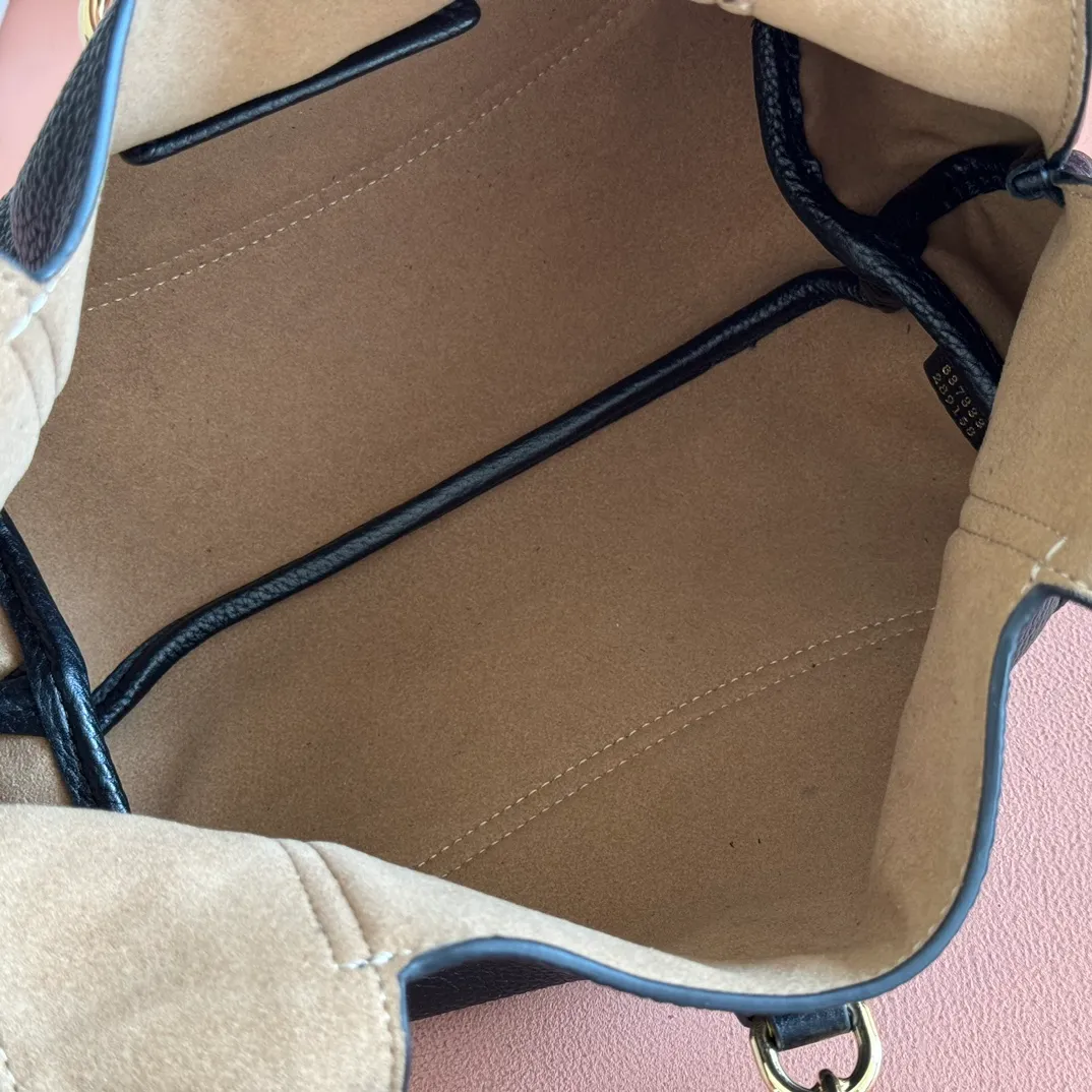 p1320. 💋💋💋【Full set of packaging at the counter】This Gucci Softbit series shoulder bag is ingeniously integrated with the brand's classic equestrian style accessories in the shape of a large half-horse bit. Black grained calf leather Light gold tone hardware Brown microfiber lining Half horsebit closure Holds iPhone Pro Max/Plus, Airpods, long wallet and lipstick Handle height: 15 cm Magnetic closure Model number: 837333. Dimensions: 27.5cm (width) x 21cm (height) x 16cm (depth) Weight: approximately 0.6kg Color: black full leather/original leather. Made in Italy