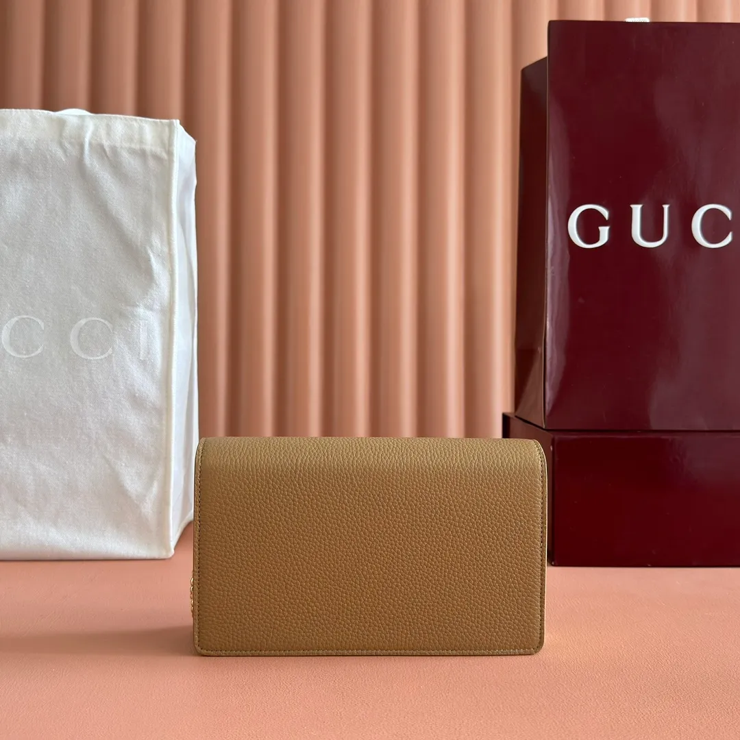 p700💋💋💋"With full set of original counter packaging" [New product] This GG Marmont series chain wallet is made of Gucci bright green leather, with beige and dark brown GG Supreme materials. The iconic Double G accessories are vividly embellished on the structured body. Featuring a detachable chain strap, this accessory is a versatile style that can be worn from day to night. Although the shape is small and exquisite, it is not inferior in practicality. The internal space is well organized and can store cards and other necessities. Gucci bright green leather with beige and dark brown GG Supreme material Light gold-tone hardware Gucci bright green taffeta lining Double G Interior: 6 card compartments, 1 flat pocket, 1 zipped gusset pocket and 1 open compartment Mirror Detachable chain shoulder strap (60 cm high) Snap-button closure Weight: approx. 0.4 kg Ident number: 497985. Dimensions: 20cm (width) x 12.5cm (height) x 4cm (depth) Color: brown/bright green. Made in Italy