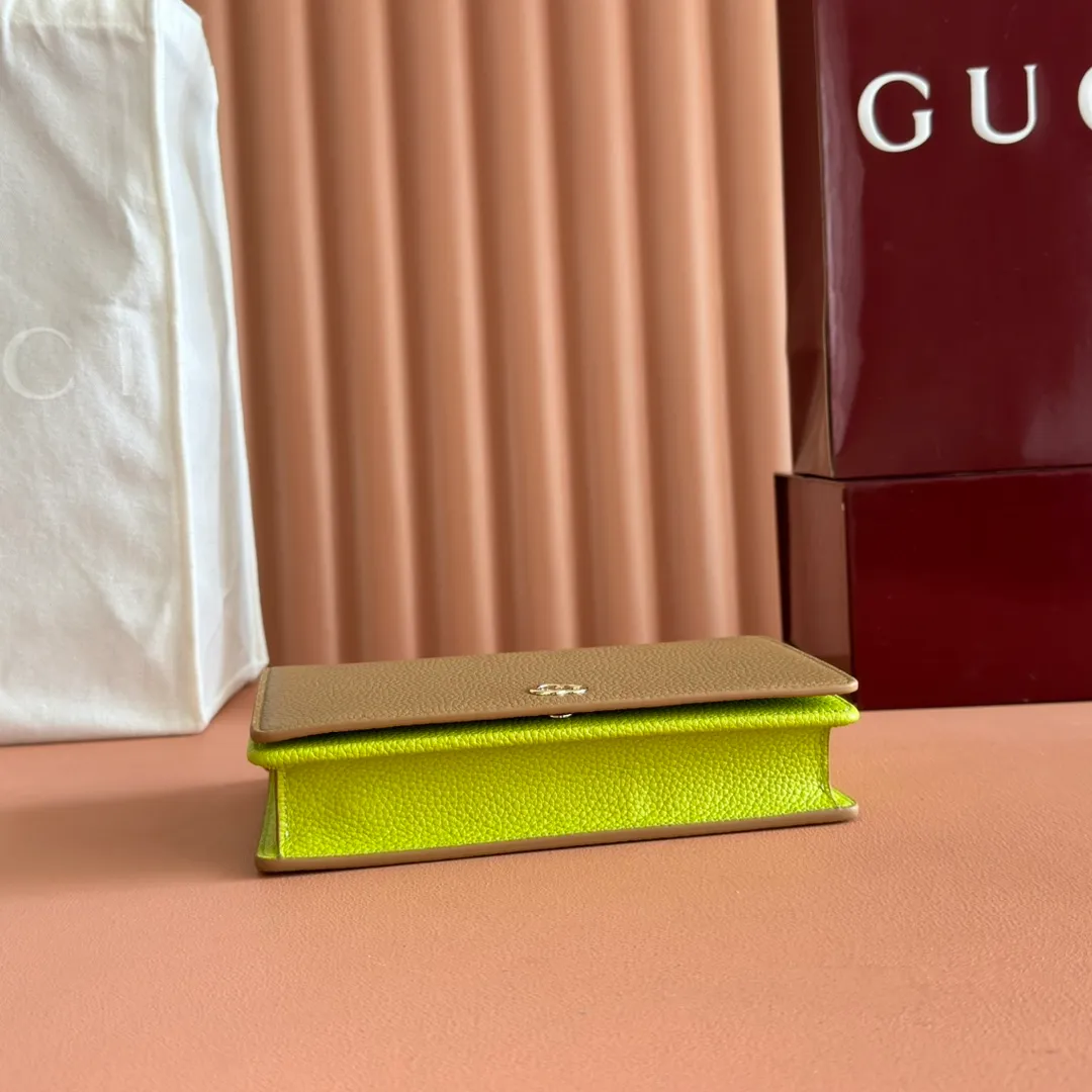 p700💋💋💋"With full set of original counter packaging" [New product] This GG Marmont series chain wallet is made of Gucci bright green leather, with beige and dark brown GG Supreme materials. The iconic Double G accessories are vividly embellished on the structured body. Featuring a detachable chain strap, this accessory is a versatile style that can be worn from day to night. Although the shape is small and exquisite, it is not inferior in practicality. The internal space is well organized and can store cards and other necessities. Gucci bright green leather with beige and dark brown GG Supreme material Light gold-tone hardware Gucci bright green taffeta lining Double G Interior: 6 card compartments, 1 flat pocket, 1 zipped gusset pocket and 1 open compartment Mirror Detachable chain shoulder strap (60 cm high) Snap-button closure Weight: approx. 0.4 kg Ident number: 497985. Dimensions: 20cm (width) x 12.5cm (height) x 4cm (depth) Color: brown/bright green. Made in Italy