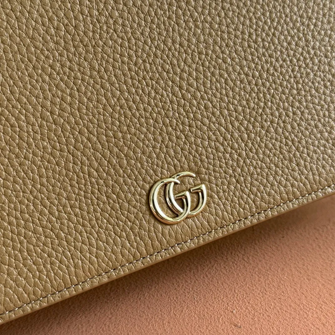 p700💋💋💋"With full set of original counter packaging" [New product] This GG Marmont series chain wallet is made of Gucci bright green leather, with beige and dark brown GG Supreme materials. The iconic Double G accessories are vividly embellished on the structured body. Featuring a detachable chain strap, this accessory is a versatile style that can be worn from day to night. Although the shape is small and exquisite, it is not inferior in practicality. The internal space is well organized and can store cards and other necessities. Gucci bright green leather with beige and dark brown GG Supreme material Light gold-tone hardware Gucci bright green taffeta lining Double G Interior: 6 card compartments, 1 flat pocket, 1 zipped gusset pocket and 1 open compartment Mirror Detachable chain shoulder strap (60 cm high) Snap-button closure Weight: approx. 0.4 kg Ident number: 497985. Dimensions: 20cm (width) x 12.5cm (height) x 4cm (depth) Color: brown/bright green. Made in Italy