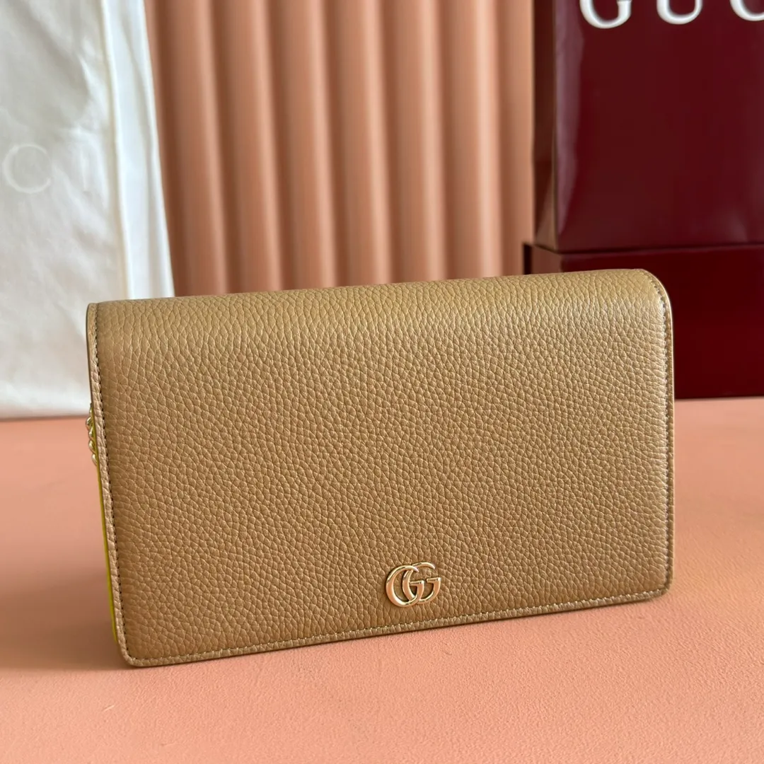 p700💋💋💋"With full set of original counter packaging" [New product] This GG Marmont series chain wallet is made of Gucci bright green leather, with beige and dark brown GG Supreme materials. The iconic Double G accessories are vividly embellished on the structured body. Featuring a detachable chain strap, this accessory is a versatile style that can be worn from day to night. Although the shape is small and exquisite, it is not inferior in practicality. The internal space is well organized and can store cards and other necessities. Gucci bright green leather with beige and dark brown GG Supreme material Light gold-tone hardware Gucci bright green taffeta lining Double G Interior: 6 card compartments, 1 flat pocket, 1 zipped gusset pocket and 1 open compartment Mirror Detachable chain shoulder strap (60 cm high) Snap-button closure Weight: approx. 0.4 kg Ident number: 497985. Dimensions: 20cm (width) x 12.5cm (height) x 4cm (depth) Color: brown/bright green. Made in Italy