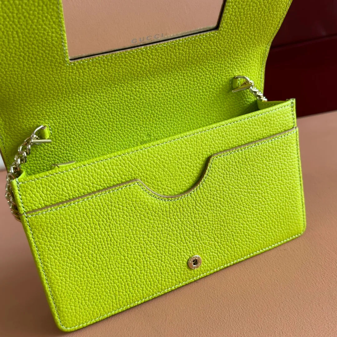 p700💋💋💋"With full set of original counter packaging" [New product] This GG Marmont series chain wallet is made of Gucci bright green leather, with beige and dark brown GG Supreme materials. The iconic Double G accessories are vividly embellished on the structured body. Featuring a detachable chain strap, this accessory is a versatile style that can be worn from day to night. Although the shape is small and exquisite, it is not inferior in practicality. The internal space is well organized and can store cards and other necessities. Gucci bright green leather with beige and dark brown GG Supreme material Light gold-tone hardware Gucci bright green taffeta lining Double G Interior: 6 card compartments, 1 flat pocket, 1 zipped gusset pocket and 1 open compartment Mirror Detachable chain shoulder strap (60 cm high) Snap-button closure Weight: approx. 0.4 kg Ident number: 497985. Dimensions: 20cm (width) x 12.5cm (height) x 4cm (depth) Color: brown/bright green. Made in Italy
