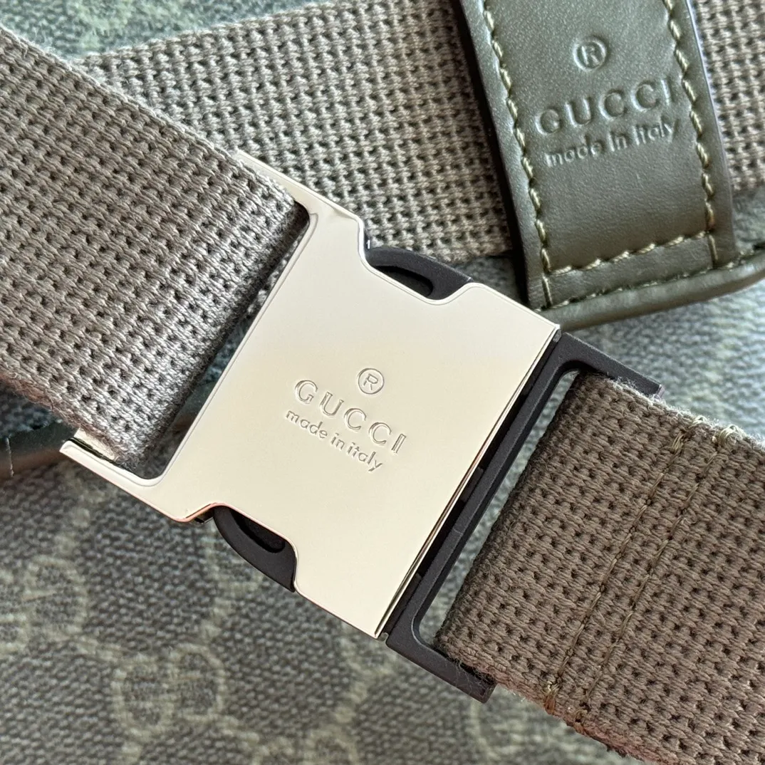 p720. 💋💋💋"With full set of original counter packaging" [New Product] The 2025 autumn and winter series uses GG letter pattern coated fabric to reinterpret one of the brand's iconic patterns. This small belt bag is crafted from an innovative fabric and finished with tonal leather piping for added style. Forest green GG monogram coated fabric Green leather trim Palladium tone hardware Cotton and linen blend lining Adjustable canvas strap (75cm - 120cm) Flap and buckle closure Ident.: 792091. Dimensions: 24cm (width) x 16.5cm (height) x 6cm (depth) Weight: approx. 0.45kg Color: forest green/pvc. Made in Italy