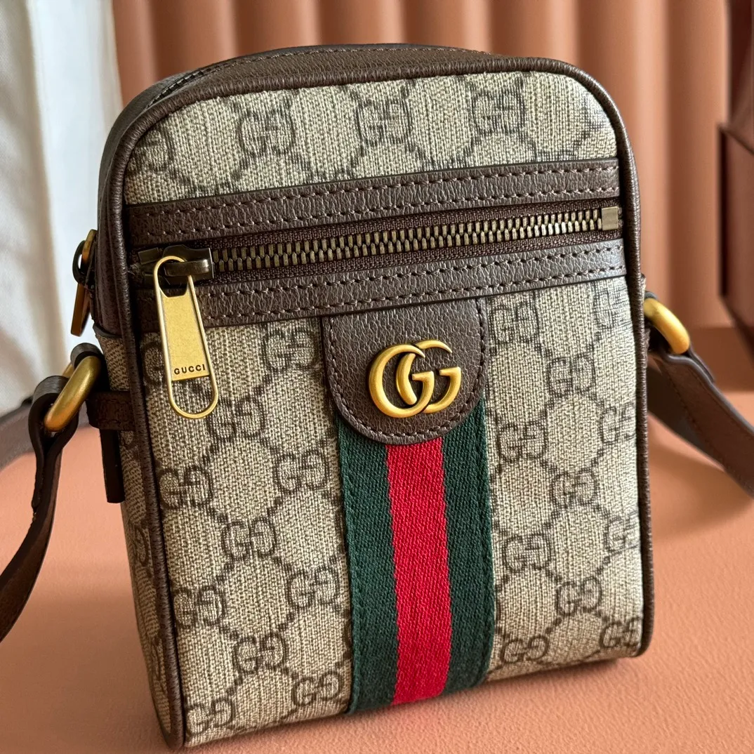 p740. 📣📣📣[Original leather accessories🌈 Equipped with full set of counter packaging]🔥🔥 Introduction to the new model of G family: Immersed in retro sentiments, the Ophidia family has welcomed a new member - the square shape of the medium handbag is reminiscent of retro design. The GG high-grade man-made canvas material is embellished with red and blue webbing and other classic elements of the brand, which reflect the tribute to the brand's equestrian roots. Ophidia Web Model: 598127. Size: 14.5*18*6cm. Color: brown/PVC