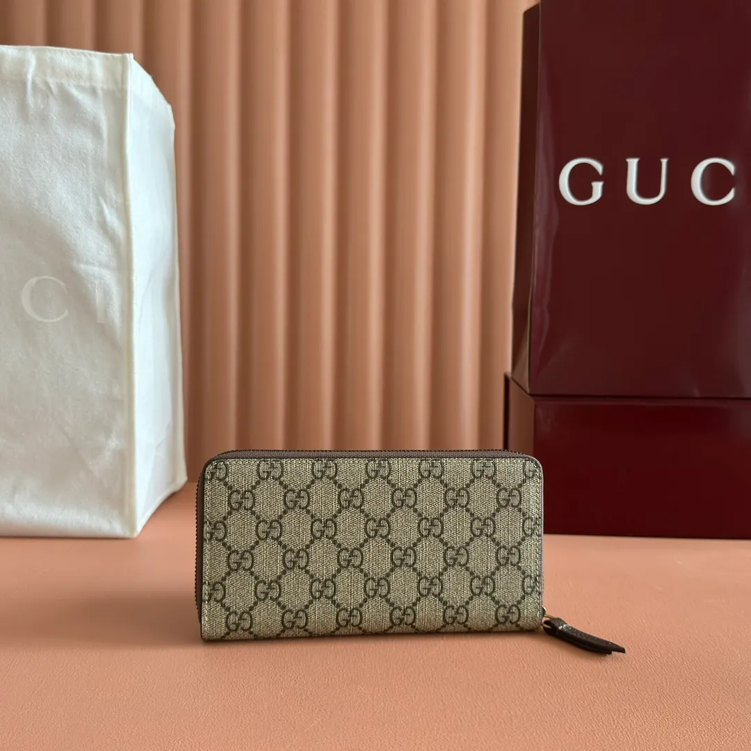 p460. 💋💋💋 [Original leather accessories🌈 Equipped with full set of packaging at the counter]🔥🔥 Top-quality products from G family ✨Synchronized with the counter, original order quality! Bi-fold wallet, central decorative print 🐅 is one of Alessandro Michele's signature details. This bi-fold wallet is made of imported first-layer cowhide and GG high-grade artificial leather. The oil edges are made of thin water and oil, and the workmanship is fine. Model: 476422, size: 19*10.5*2.5.