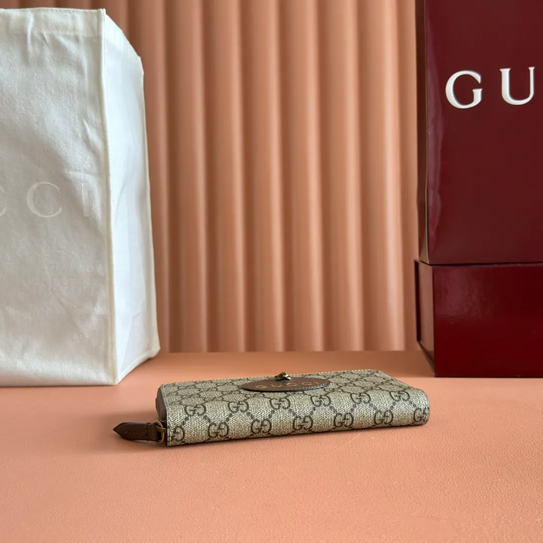 p460. 💋💋💋 [Original leather accessories🌈 Equipped with full set of packaging at the counter]🔥🔥 Top-quality products from G family ✨Synchronized with the counter, original order quality! Bi-fold wallet, central decorative print 🐅 is one of Alessandro Michele's signature details. This bi-fold wallet is made of imported first-layer cowhide and GG high-grade artificial leather. The oil edges are made of thin water and oil, and the workmanship is fine. Model: 476422, size: 19*10.5*2.5.