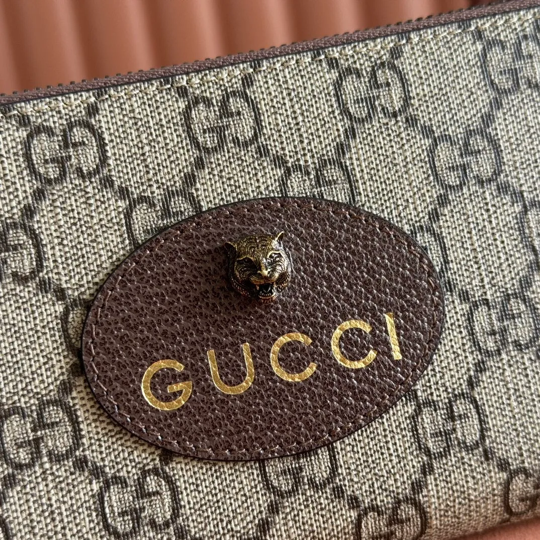 p460. 💋💋💋 [Original leather accessories🌈 Equipped with full set of packaging at the counter]🔥🔥 Top-quality products from G family ✨Synchronized with the counter, original order quality! Bi-fold wallet, central decorative print 🐅 is one of Alessandro Michele's signature details. This bi-fold wallet is made of imported first-layer cowhide and GG high-grade artificial leather. The oil edges are made of thin water and oil, and the workmanship is fine. Model: 476422, size: 19*10.5*2.5.