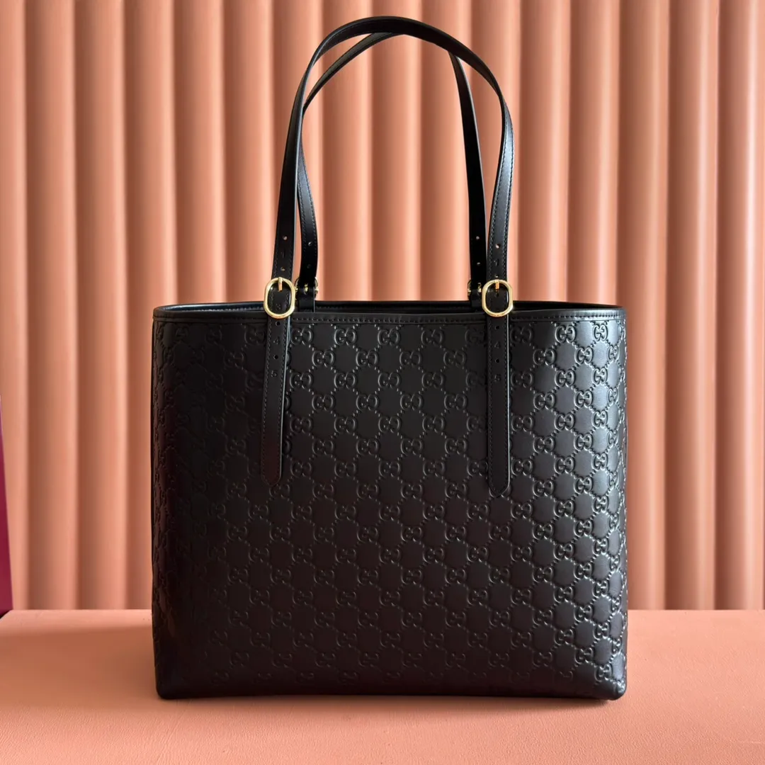 p1480💋💋💋. "With full set of original counter packaging" [New Product] 2025 autumn and winter series, the new GG Emblem series reinterprets the brand's timeless elegance and exquisite craftsmanship. This tote bag is crafted from GG printed embossed cow leather. Pink printed embossed GG calfskin Light gold tone hardware Pink cotton lining Interior: zip pocket Strap height: 19.5 cm – 30 cm Ident: 847455. Dimensions: 37cm (W) x 31cm (H) x 16cm (D) Weight: Approx. 1.0kg Color: Pink embossed. Made in Italy