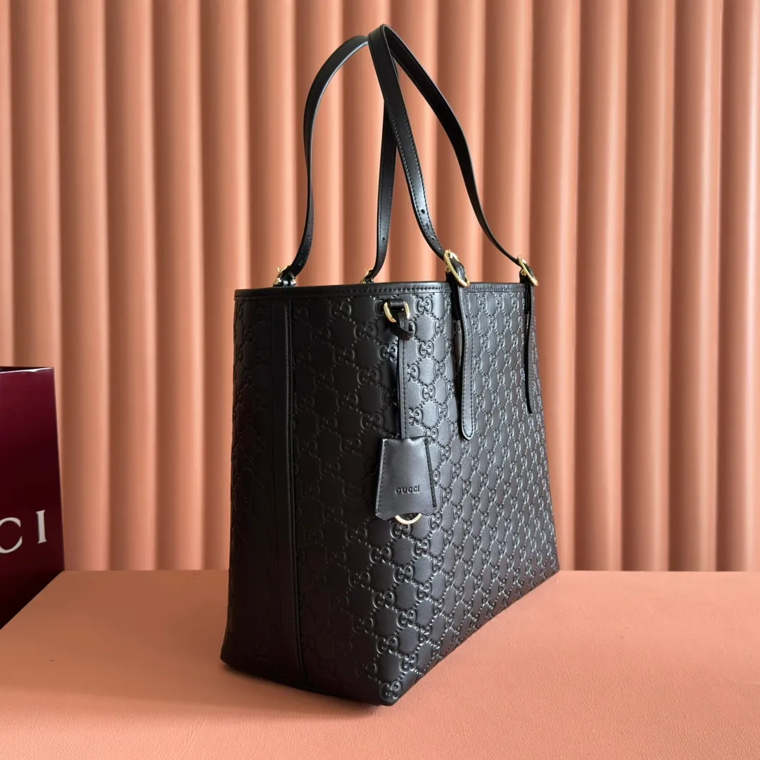 p1480💋💋💋. "With full set of original counter packaging" [New Product] 2025 autumn and winter series, the new GG Emblem series reinterprets the brand's timeless elegance and exquisite craftsmanship. This tote bag is crafted from GG printed embossed cow leather. Pink printed embossed GG calfskin Light gold tone hardware Pink cotton lining Interior: zip pocket Strap height: 19.5 cm – 30 cm Ident: 847455. Dimensions: 37cm (W) x 31cm (H) x 16cm (D) Weight: Approx. 1.0kg Color: Pink embossed. Made in Italy