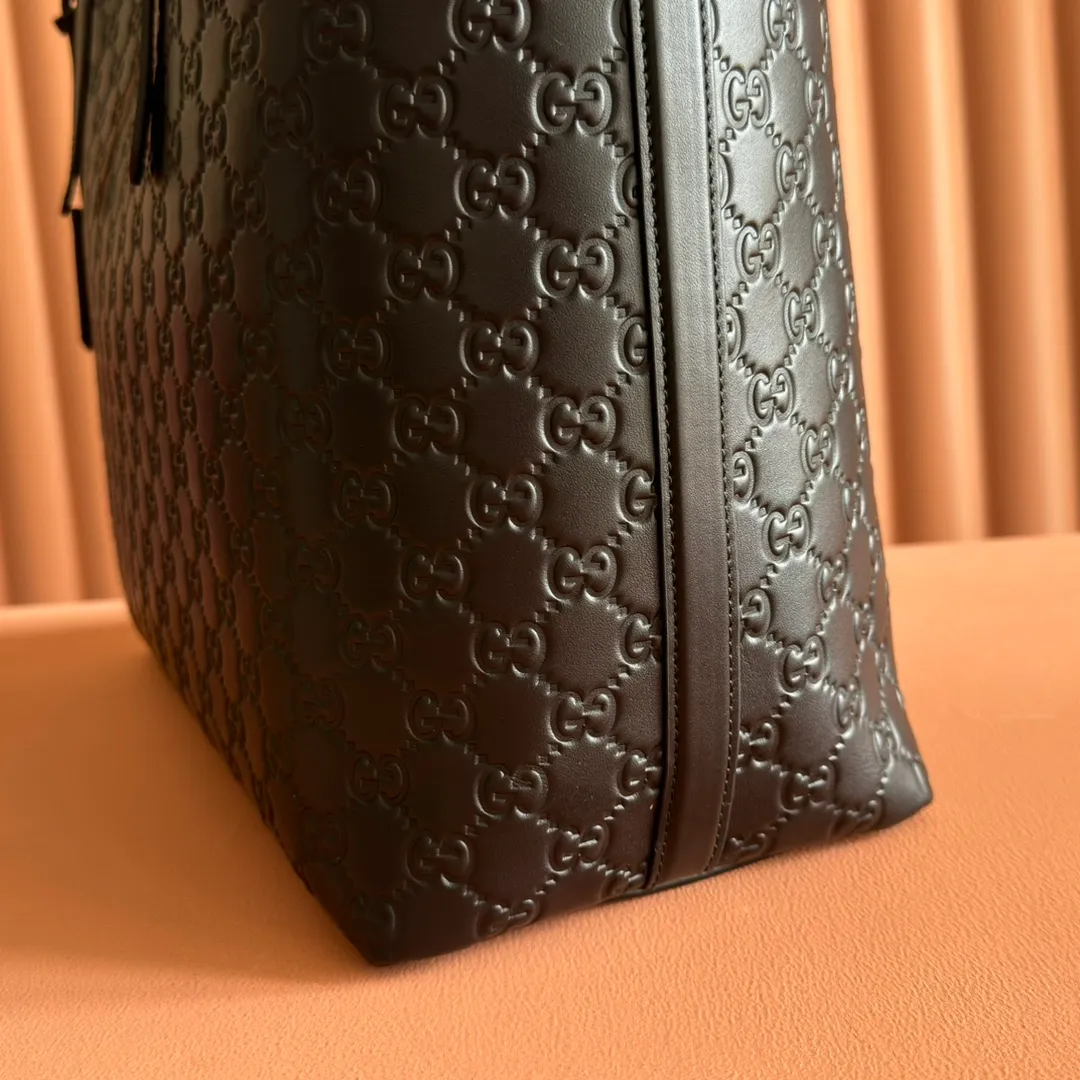 p1480💋💋💋. "With full set of original counter packaging" [New Product] 2025 autumn and winter series, the new GG Emblem series reinterprets the brand's timeless elegance and exquisite craftsmanship. This tote bag is crafted from GG printed embossed cow leather. Pink printed embossed GG calfskin Light gold tone hardware Pink cotton lining Interior: zip pocket Strap height: 19.5 cm – 30 cm Ident: 847455. Dimensions: 37cm (W) x 31cm (H) x 16cm (D) Weight: Approx. 1.0kg Color: Pink embossed. Made in Italy