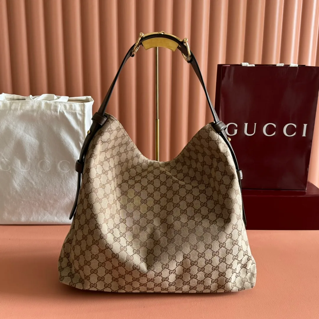 p1300💋💋💋【With full set of original counter gift bag packaging】2025 autumn and winter series, Gucci Beatrix series handbags are crafted from black cow leather material and equipped with iconic horsebit detail shoulder straps, adding brand connotation to the casual silhouette. Gold-toned accessories add a refined touch, and a zippered pocket inside keeps daily essentials secure. Combining elegant design with practical performance, it easily accommodates daily essentials. Black soft glossy calf leather Gold-tone hardware Black cotton and linen blend lining Horsebit detail on shoulder strap Interior: Zip pocket Adjustable shoulder strap Height: 26cm - 33cm; Length: 94cm Ident: 850546. Dimensions: 40cm (W) x 36cm (H) x 12cm (D) Weight: Approx. 1kg Colour: Blue denim. Made in Italy