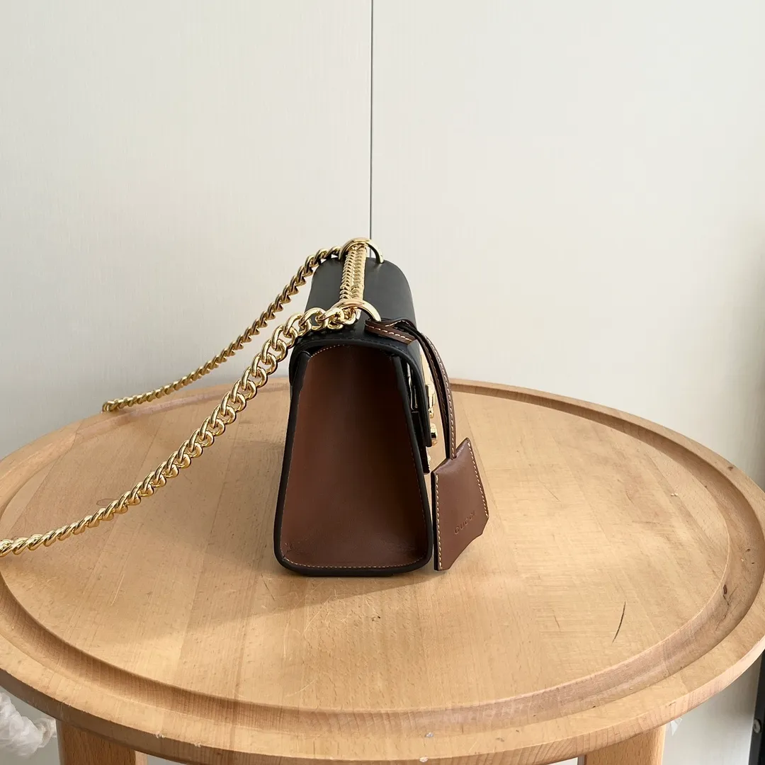 Actual shot #💰300 Style number: 409487 Size: 20x13.5x8.5cm Small GUCCI padlock bag A structured handbag with lock closure 🔥 The sliding chain bag comes with a variety of carrying methods and can be freely converted between shoulder and hand carry. Made of high-quality grain leather, which is famous for its luster and softness.