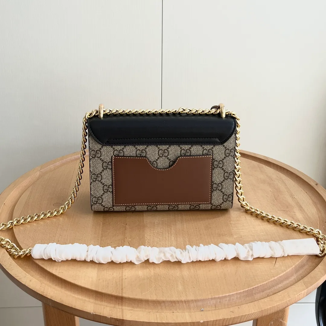 Actual shot #💰300 Style number: 409487 Size: 20x13.5x8.5cm Small GUCCI padlock bag A structured handbag with lock closure 🔥 The sliding chain bag comes with a variety of carrying methods and can be freely converted between shoulder and hand carry. Made of high-quality grain leather, which is famous for its luster and softness.