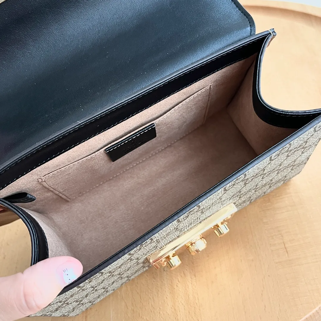 Actual shot #💰300 Style number: 409487 Size: 20x13.5x8.5cm Small GUCCI padlock bag A structured handbag with lock closure 🔥 The sliding chain bag comes with a variety of carrying methods and can be freely converted between shoulder and hand carry. Made of high-quality grain leather, which is famous for its luster and softness.