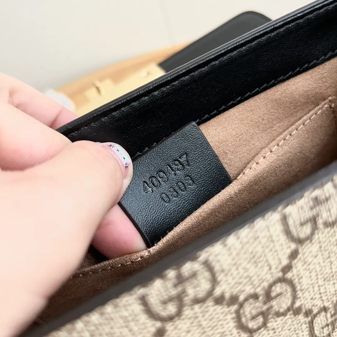 Actual shot #💰300 Style number: 409487 Size: 20x13.5x8.5cm Small GUCCI padlock bag A structured handbag with lock closure 🔥 The sliding chain bag comes with a variety of carrying methods and can be freely converted between shoulder and hand carry. Made of high-quality grain leather, which is famous for its luster and softness.