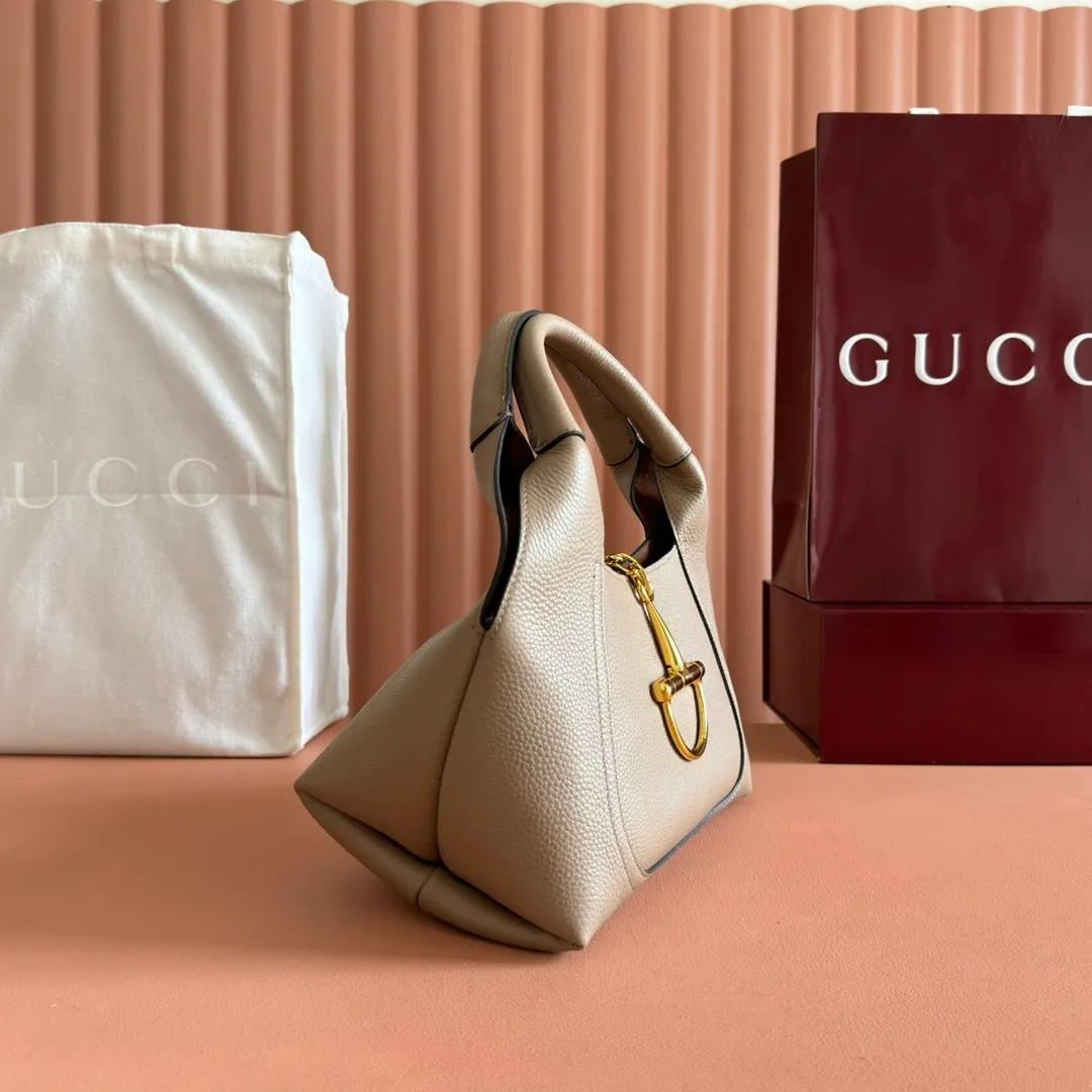 p1280. 🐴🐴🐴【Full set of packaging at the counter】This Gucci Softbit series shoulder bag is ingeniously integrated with the brand's classic equestrian style accessories in the shape of a large half-horse bit. Anchor red grained cow leather Light gold tone hardware Brown microfiber lining Half horsebit closure Holds iPhone Pro Max/Plus, Airpods, long wallet and lipstick Handle height: 15cm Magnetic closure Model: 837467 Dimensions: 27.5cm (W) x 21cm (H) x 16cm (D) Weight: approx. 0.6kg Color: Khaki/Original leather. Made in Italy