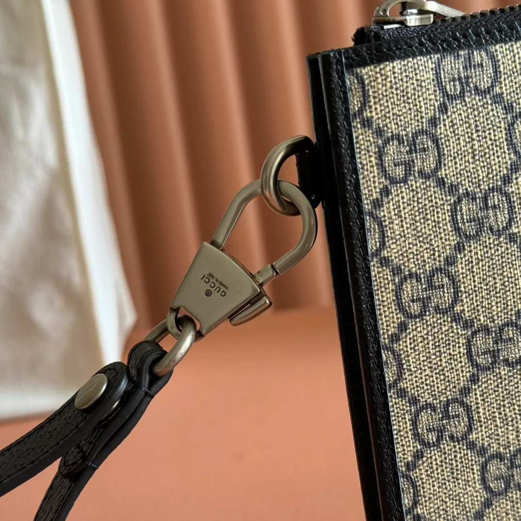 p540. 📣📣📣【Original leather with 🌈full counter packaging】🔥🔥This simple and slender wallet is made of black GG Supreme canvas, decorated with tonal leather piping and an interlocking double G logo, highlighting the charm of a classic design. Black GG Supreme canvas, environmentally friendly material. Black leather trim. Viscose lining. Oval leather interlocking G plaque. Eight card compartments, two bill compartments. Size: 30.5*21*1.5cm Color: blue/pvc. Model: 672953.