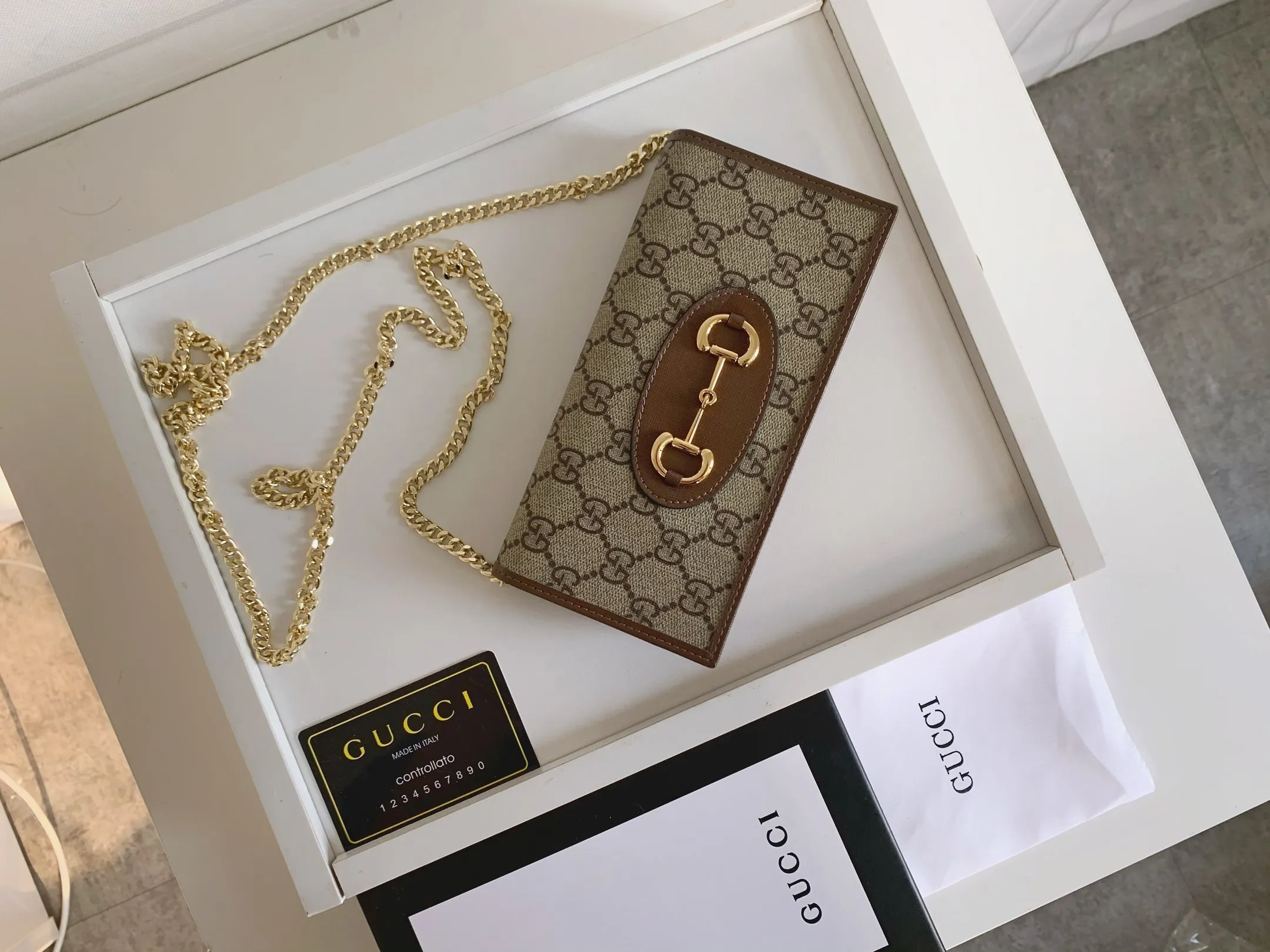 💰170 💎 Top original version Newly launched in the spring and summer series is this Gucci 1955 horsebit card holder made of GG Supreme high-grade artificial canvas and brown leather. The series adopts the double ring and long strip design that are in the same line as the handbag. This detail is inspired by the brand's equestrian roots. It is one of Gucci's classic heritage and one of the brand's most representative symbolic elements. Model: 621993 Size: 19x10x4cm
