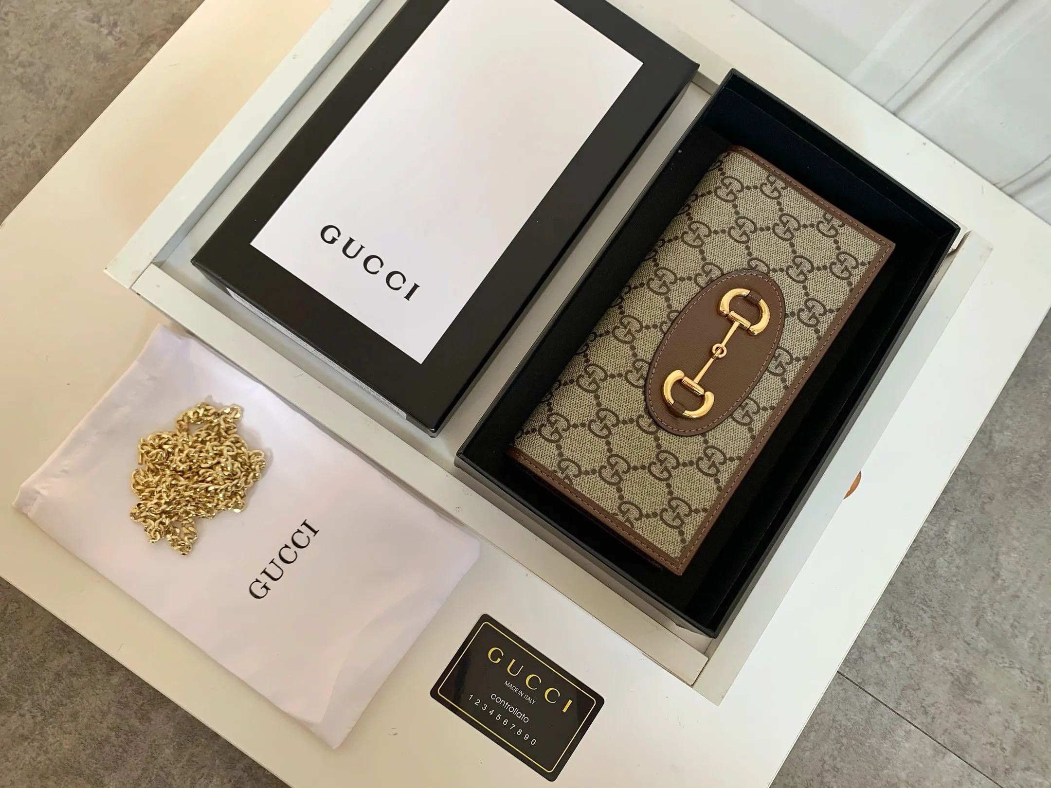 💰170 💎 Top original version Newly launched in the spring and summer series is this Gucci 1955 horsebit card holder made of GG Supreme high-grade artificial canvas and brown leather. The series adopts the double ring and long strip design that are in the same line as the handbag. This detail is inspired by the brand's equestrian roots. It is one of Gucci's classic heritage and one of the brand's most representative symbolic elements. Model: 621993 Size: 19x10x4cm