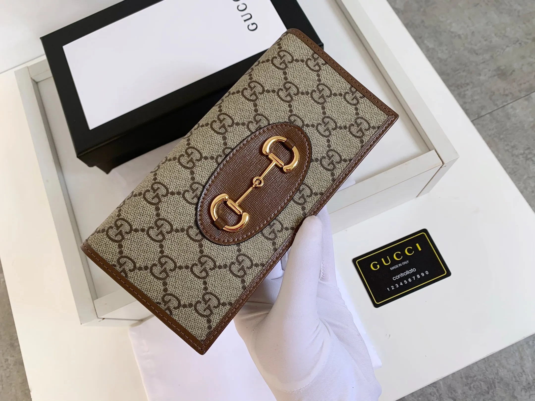 💰170 💎 Top original version Newly launched in the spring and summer series is this Gucci 1955 horsebit card holder made of GG Supreme high-grade artificial canvas and brown leather. The series adopts the double ring and long strip design that are in the same line as the handbag. This detail is inspired by the brand's equestrian roots. It is one of Gucci's classic heritage and one of the brand's most representative symbolic elements. Model: 621993 Size: 19x10x4cm