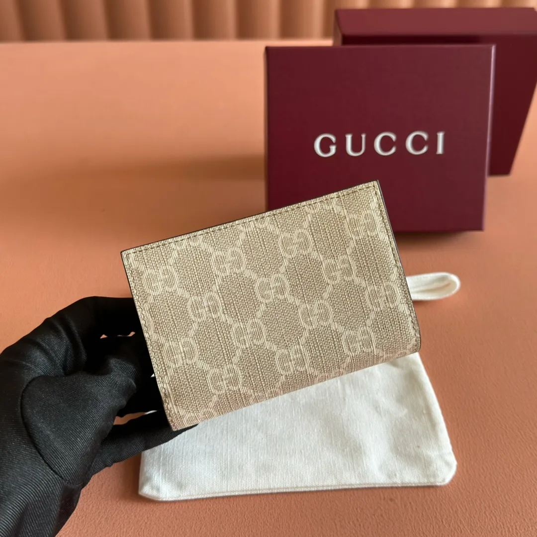 p400. 💋💋💋"With full set of original counter packaging"🎁Double G accessories originating from the archive design of the 1970s continue to shine in the GG Marmont series. Card holder in beige and oatmeal GG Supreme canvas with oatmeal leather details. Double G beige and oatmeal GG Supreme canvas, eco-friendly material with oatmeal leather details Gold-tone hardware Interior: 6 card compartments, 1 open pocket, 1 zip pocket and 1 bill compartment Snap-stud closure Ident: 841360. Dimensions when open: 11cm (W) x 17.5cm (H) Dimensions when closed: 11cm (W) x 8.5cm (H) x 3cm (D) Viscose lining Colour: Oatmeal/PVC. Made in Italy