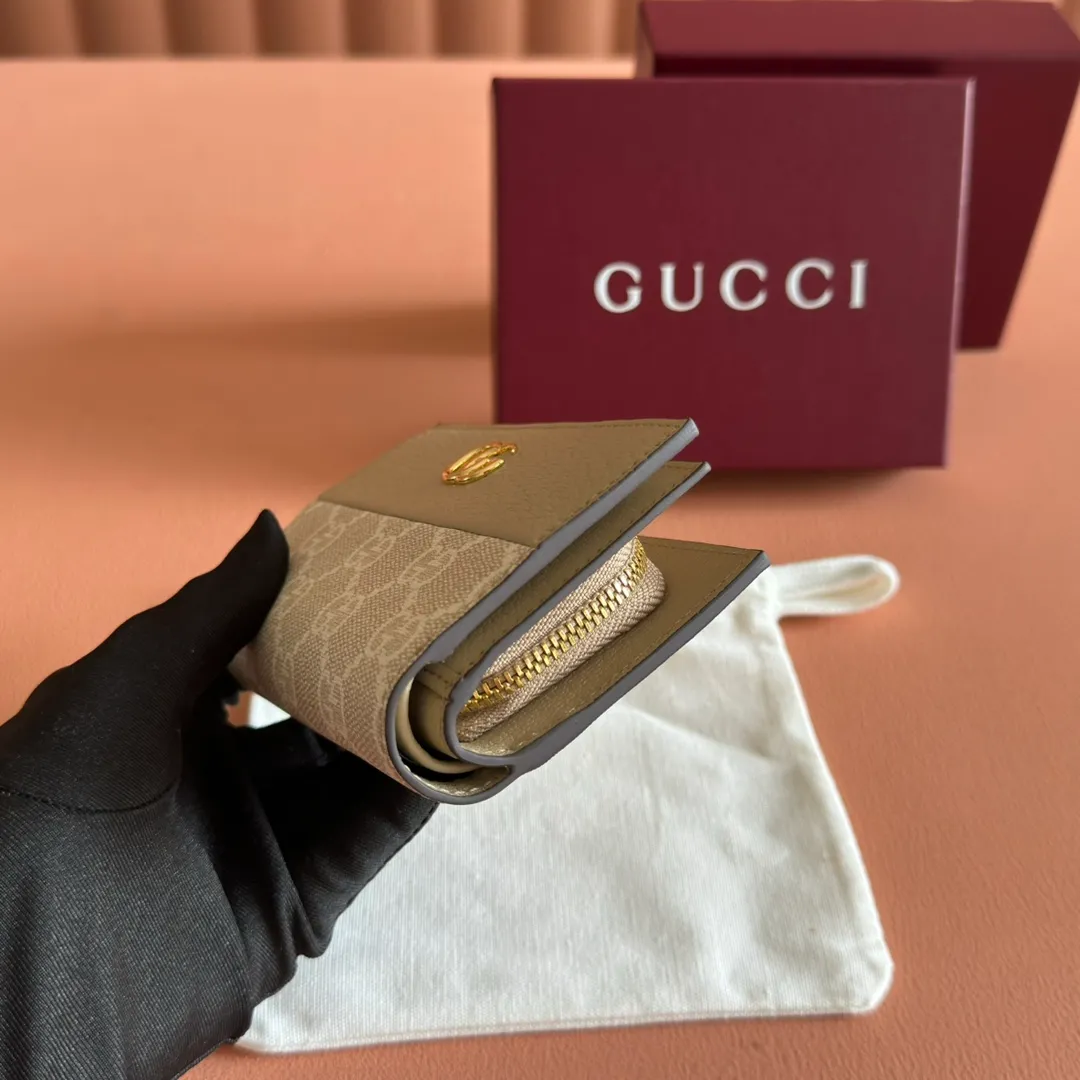 p400. 💋💋💋"With full set of original counter packaging"🎁Double G accessories originating from the archive design of the 1970s continue to shine in the GG Marmont series. Card holder in beige and oatmeal GG Supreme canvas with oatmeal leather details. Double G beige and oatmeal GG Supreme canvas, eco-friendly material with oatmeal leather details Gold-tone hardware Interior: 6 card compartments, 1 open pocket, 1 zip pocket and 1 bill compartment Snap-stud closure Ident: 841360. Dimensions when open: 11cm (W) x 17.5cm (H) Dimensions when closed: 11cm (W) x 8.5cm (H) x 3cm (D) Viscose lining Colour: Oatmeal/PVC. Made in Italy