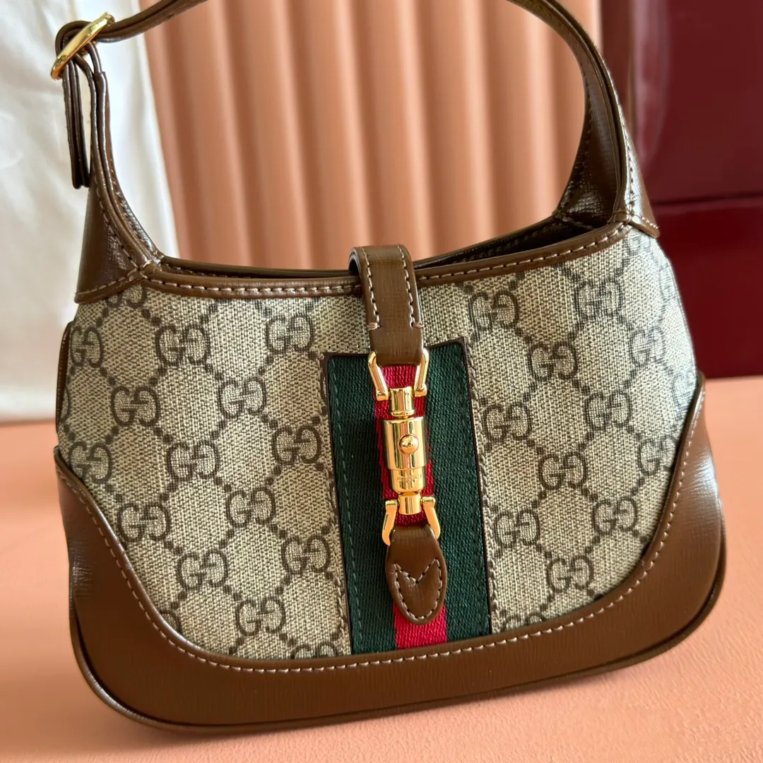 p1000. 💋💋💋【Original leather accessories🌈 Equipped with full counter packaging】🔥🔥 The classic Jackie 1961 series handbags have been reinterpreted in the 2020 autumn and winter series and launched into exquisite and compact mini designs. Jackie first appeared in 1961 and became a symbol of celebrity lifestyle in the 1960s and 1970s. She was often called "The Jackie" because she often appeared with the idol of the era Jackie Kennedy. This highly recognizable handbag returns to the forefront of fashion this season. It is made of GG Supreme canvas and equipped with an additional detachable shoulder strap. The second shoulder strap can be fastened to the bag with a buckle, adding a modern touch to the archive design, creating a variety of carrying options such as hand-held, shoulder or cross-body. Model: 637092 Size 19.13.3