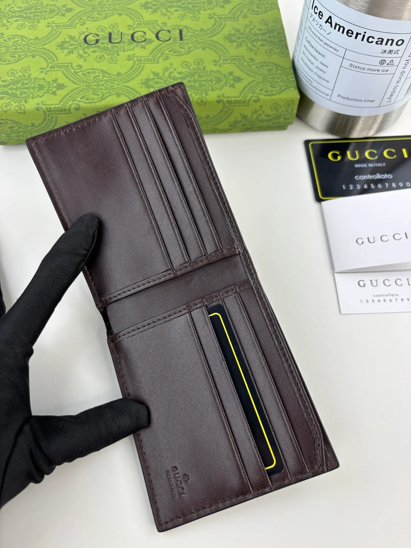 💰120 GUCCl The two most recognizable logos - GG pattern and webbing are carefully matched. Made of original materials with Gucci striped web detail. Style No.: 408827 Size: 11cm x 9cm x 1.5cm Color: Brown