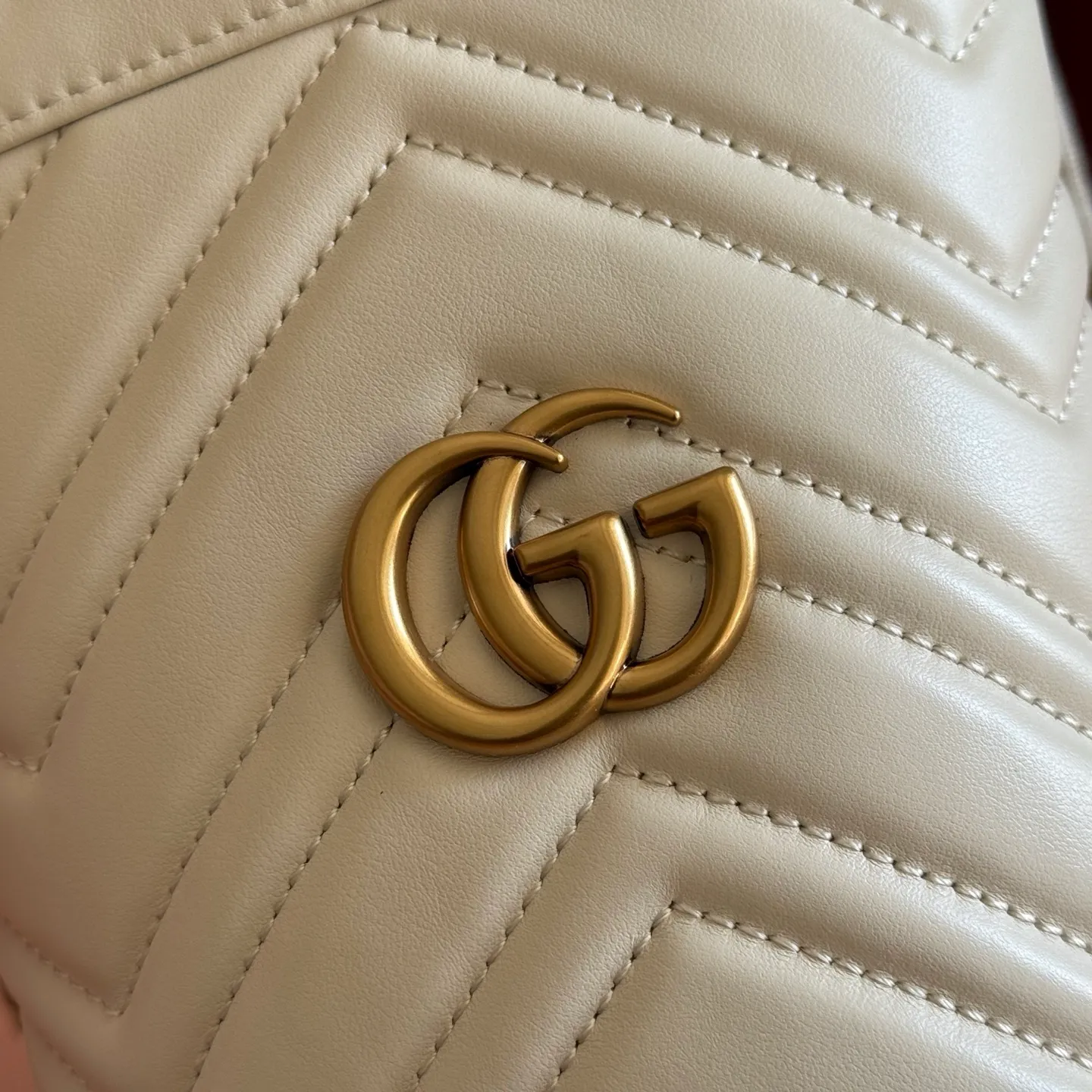 P900. 📣📣📣[Original leather accessories🌈Complete counter packaging]🔥🔥This Marmont series mini bucket bag is crafted from blue twill quilted leather, and is decorated with the brand's iconic double G monogram pattern accessories on the front, giving it a new interpretation of its outstanding look. As the symbol of the collection, the Double G accessory evolved from the belt buckle originating from the archives of the 1970s. The metal chain shoulder strap allows for a variety of carrying options, adding an elegant touch to this compact accessory. Model: 575163 Size: 17x19x10cm