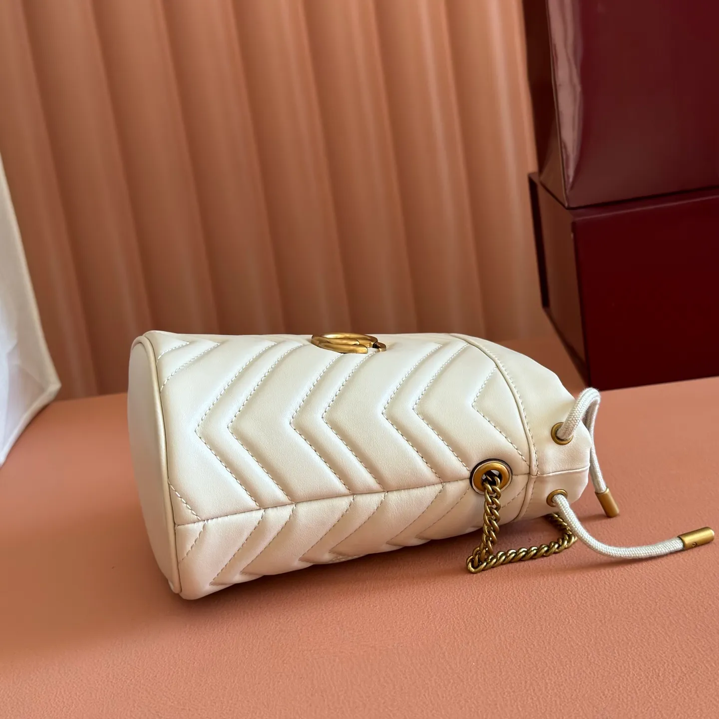 P900. 📣📣📣[Original leather accessories🌈Complete counter packaging]🔥🔥This Marmont series mini bucket bag is crafted from blue twill quilted leather, and is decorated with the brand's iconic double G monogram pattern accessories on the front, giving it a new interpretation of its outstanding look. As the symbol of the collection, the Double G accessory evolved from the belt buckle originating from the archives of the 1970s. The metal chain shoulder strap allows for a variety of carrying options, adding an elegant touch to this compact accessory. Model: 575163 Size: 17x19x10cm