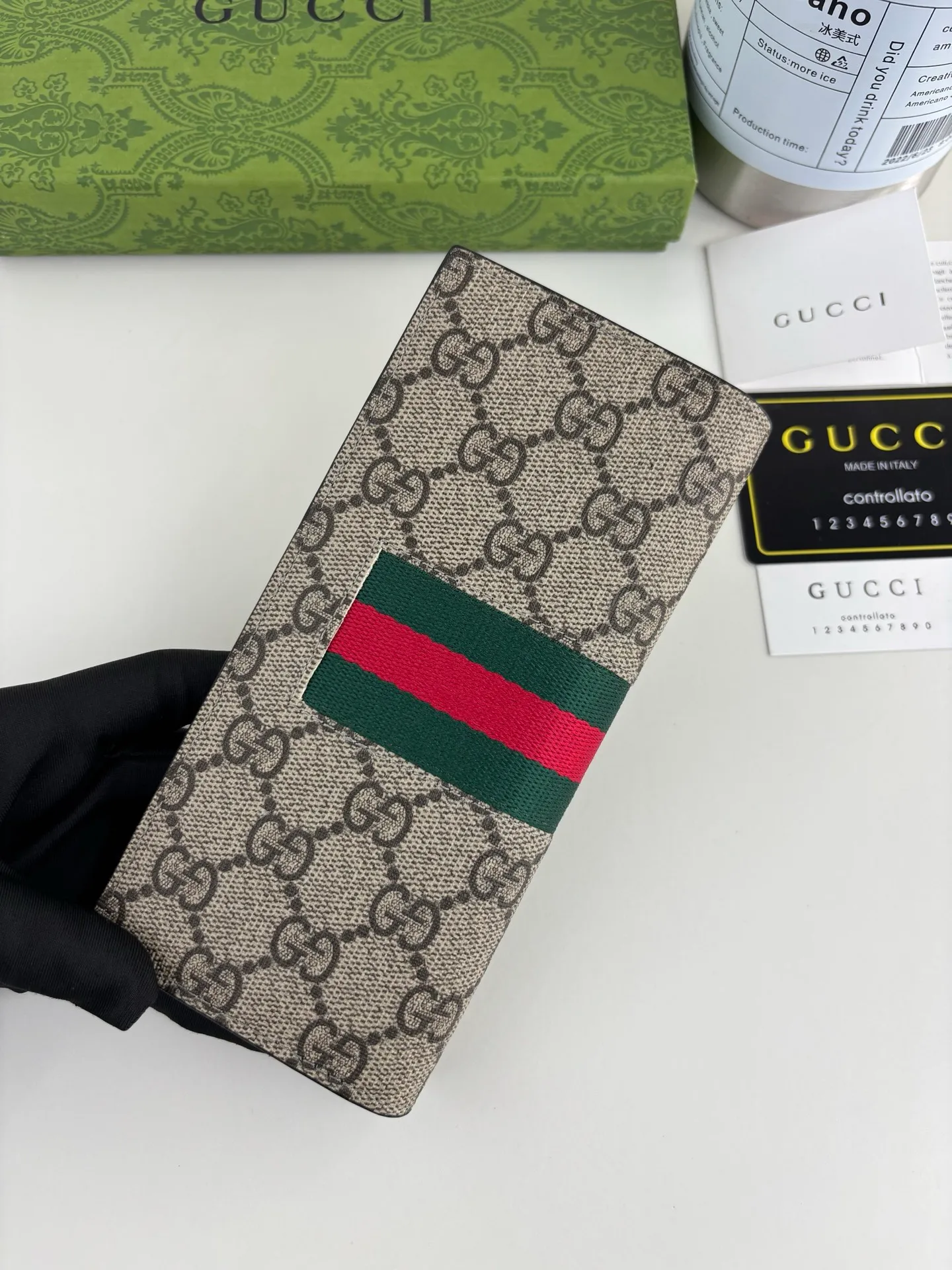 💰140 GUCCl The two most recognizable logos - GG pattern and webbing are carefully matched. Made of original materials with Gucci striped web detail. Style No.: 408836 Size: 19cm x 10cm x 2cm Color: Brown