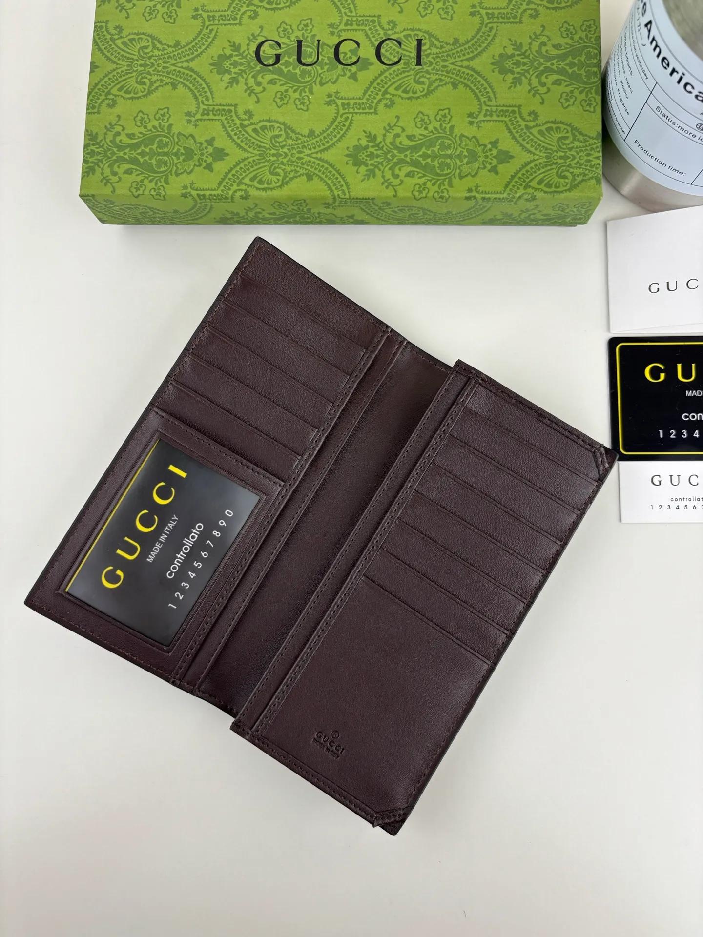 💰140 GUCCl The two most recognizable logos - GG pattern and webbing are carefully matched. Made of original materials with Gucci striped web detail. Style No.: 408836 Size: 19cm x 10cm x 2cm Color: Brown